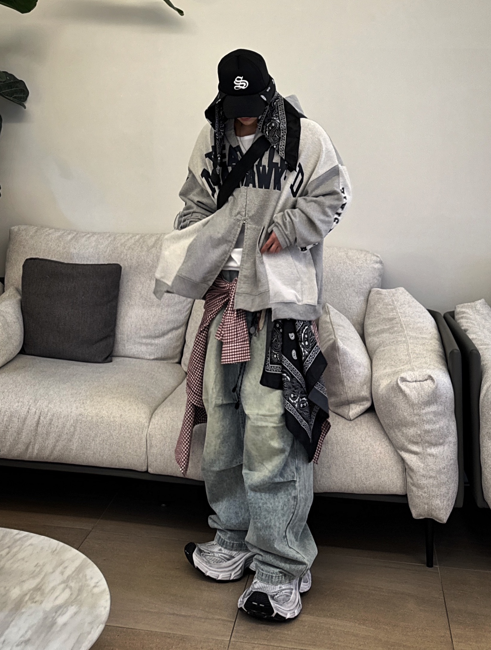 Balenciaga 10XL Sneakers White Black Grey 착용 스타일 - 8