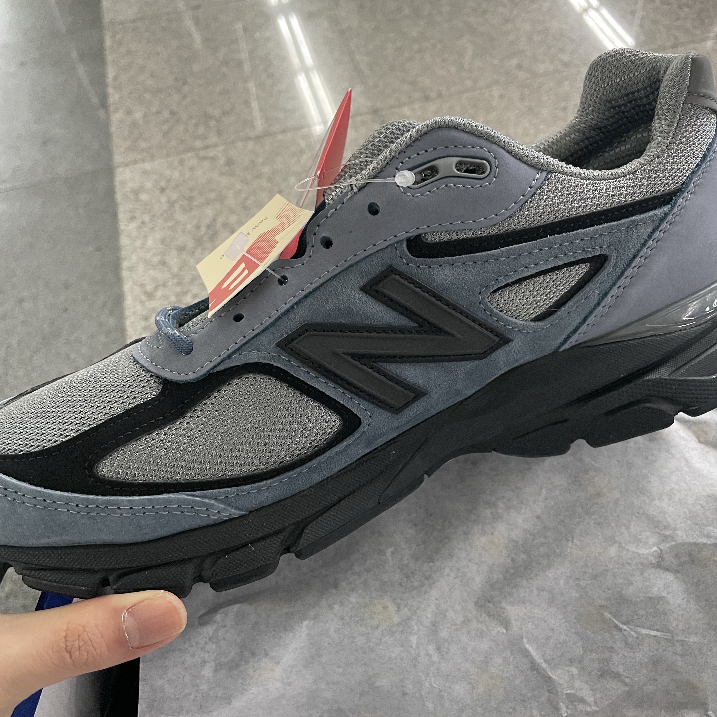 New Balance 990v4 Made in USA Macadamia Nut, New Balance 990v4 Made in USA Arctic Grey 착용 스타일 - 2