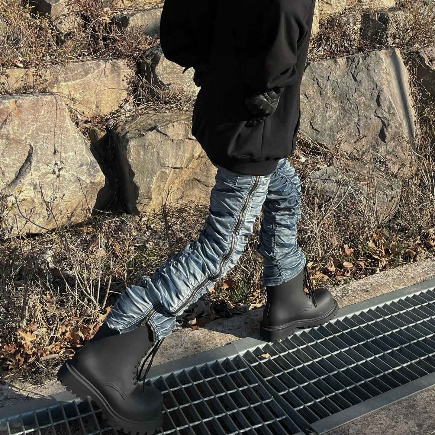 Balenciaga XL Army Boots Full Eva Black 착용 스타일 - 2
