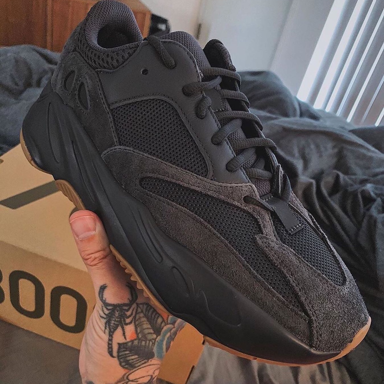 Adidas Yeezy Boost 700 Utility Black 2023 착용 스타일 - 1