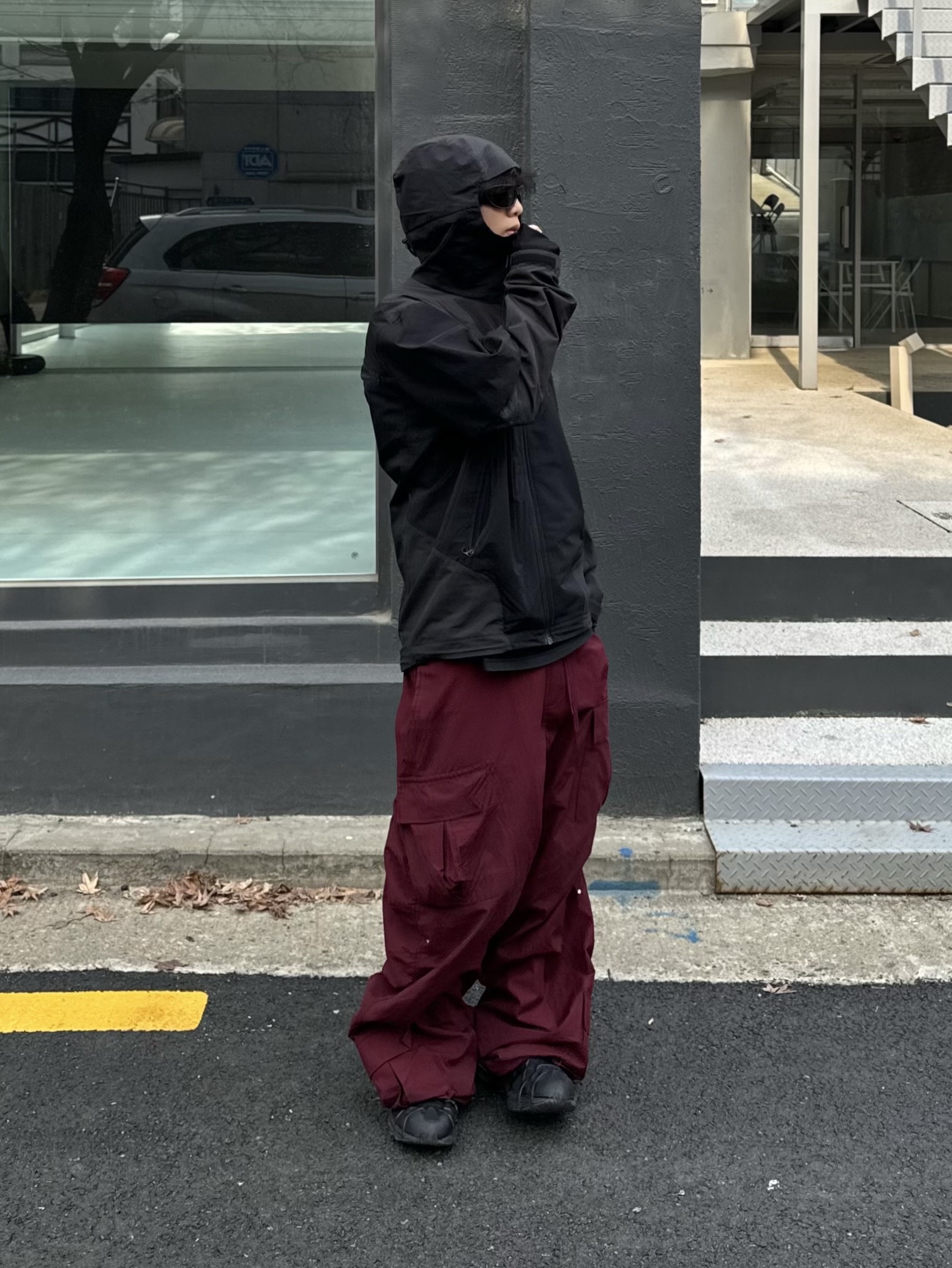 Nos Couleurs Pupa Shirring Cargo Pants Burgundy, Nike Air Kukini Triple Black 착용 스타일 - 3