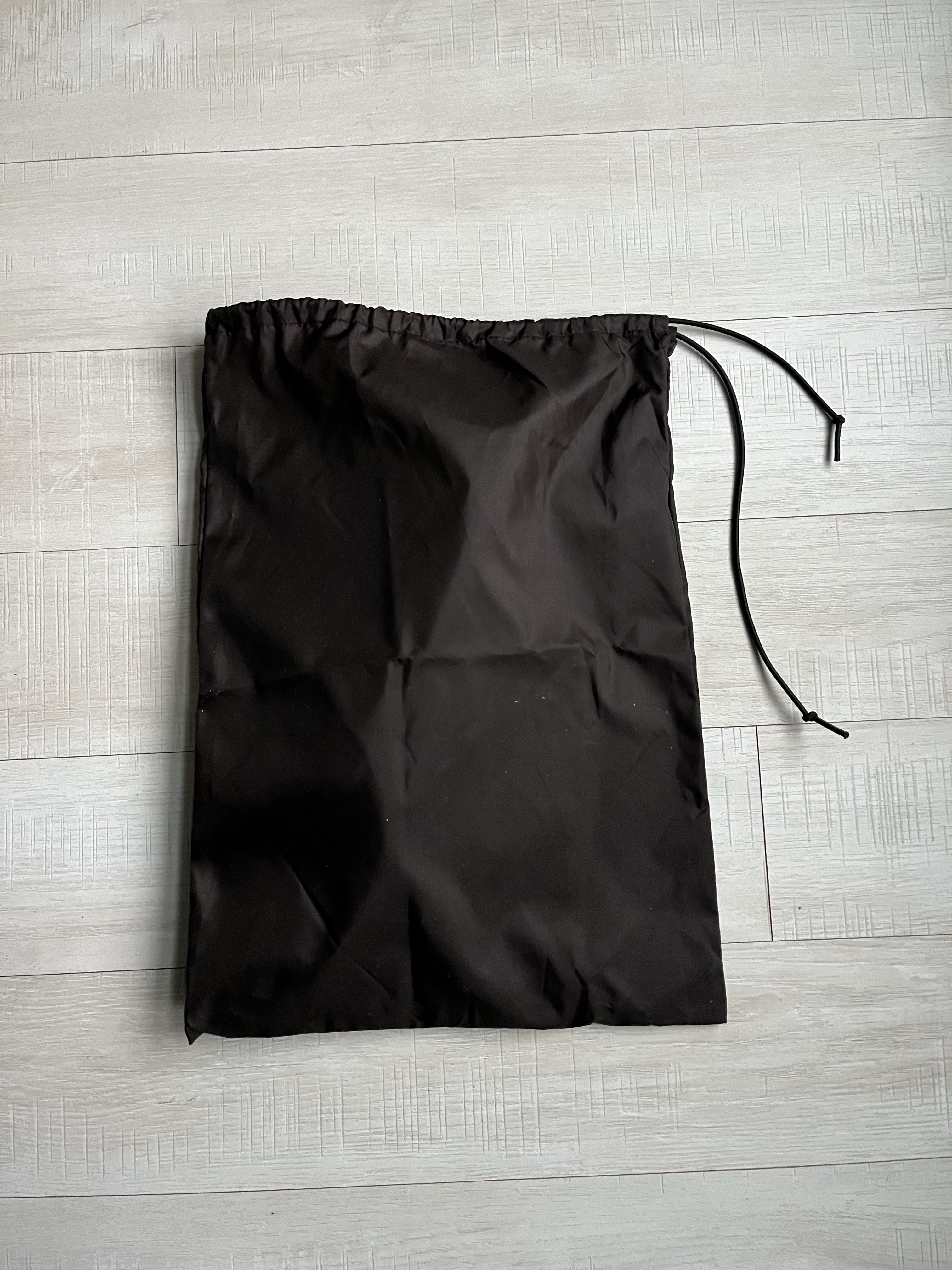 Yeezy YZY Pods Black 착용 스타일 - 2