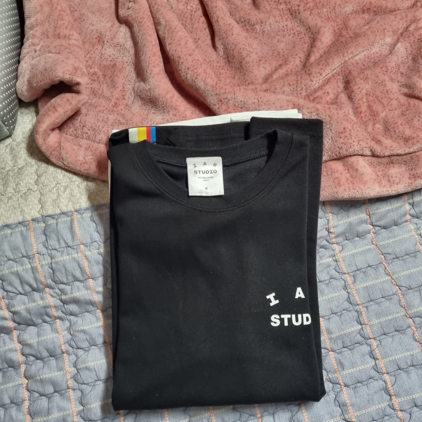 IAB Studio 10th Anniversary T-Shirt Black 착용 스타일