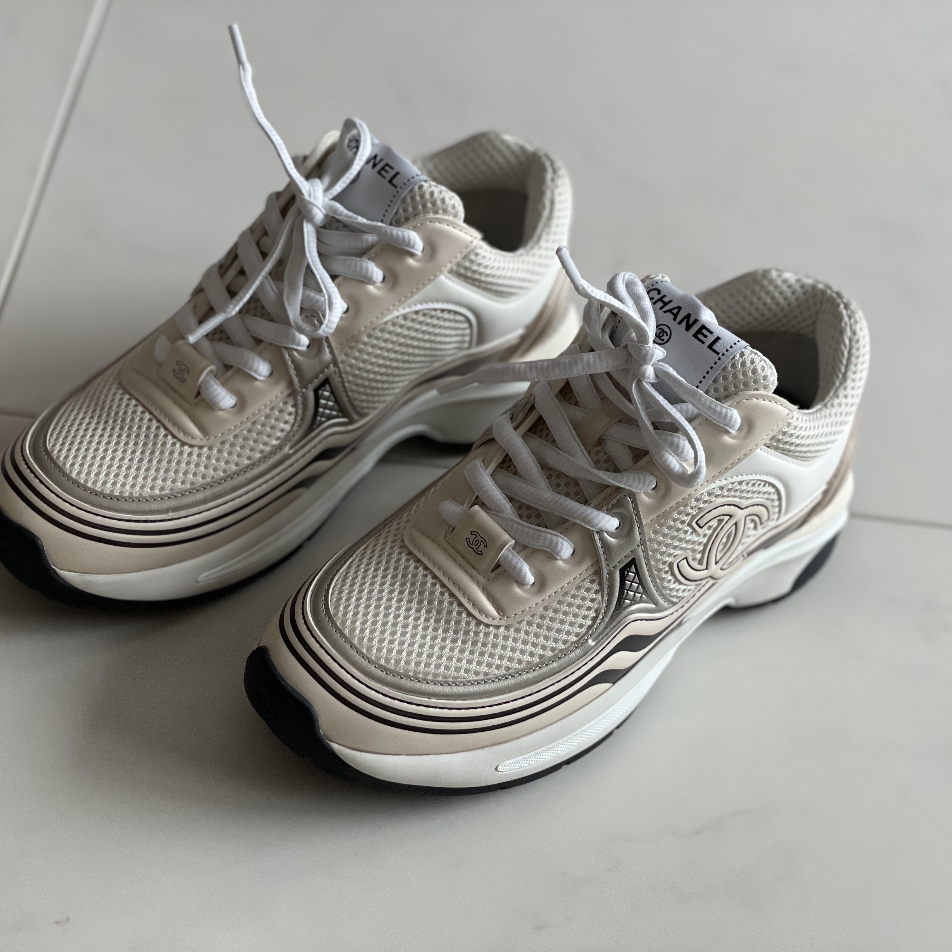 (W) Chanel Sneakers Fabric Laminated & Ivory White Silver 착용 스타일 - 2