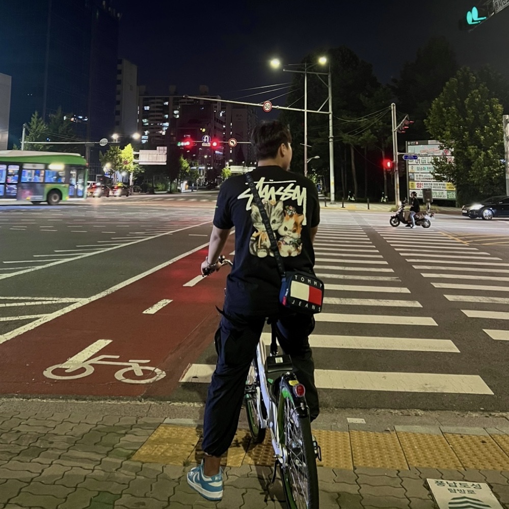 Stussy Kittens T-Shirt Black, Nike Dunk Low Retro University Blue 착용 스타일 - 1