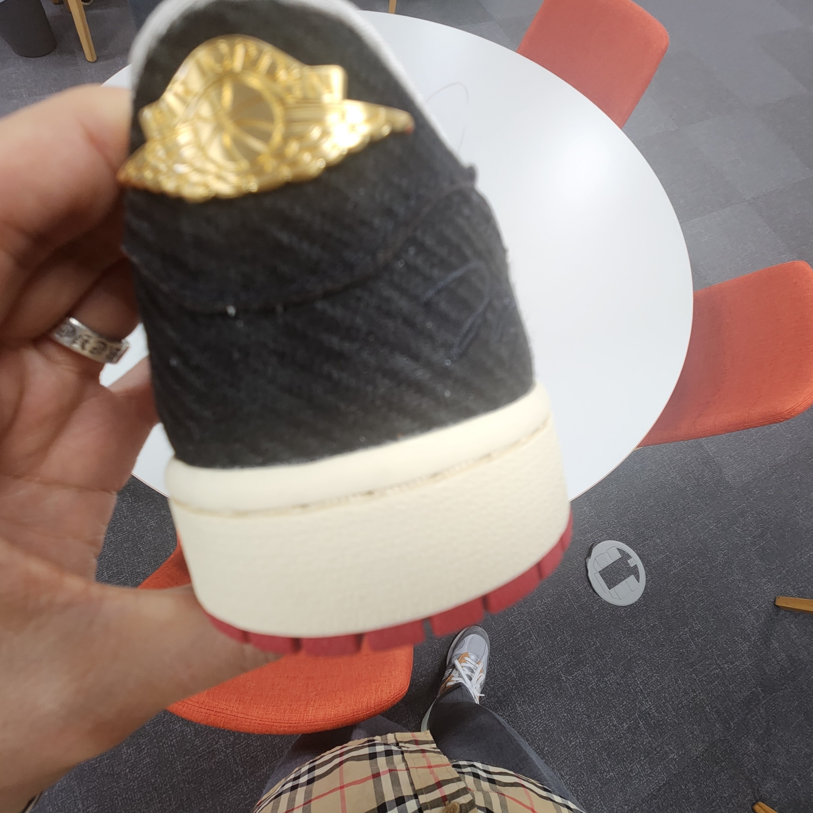 Jordan 1 x Trophy Room Retro Low OG SP Sail Varsity Red 착용 스타일 - 2