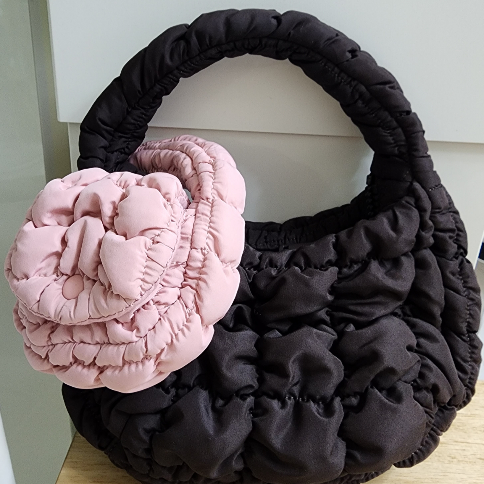 COS Quilted Nano Bag Pink, COS Quilted Micro Bag Dark Brown 착용 스타일