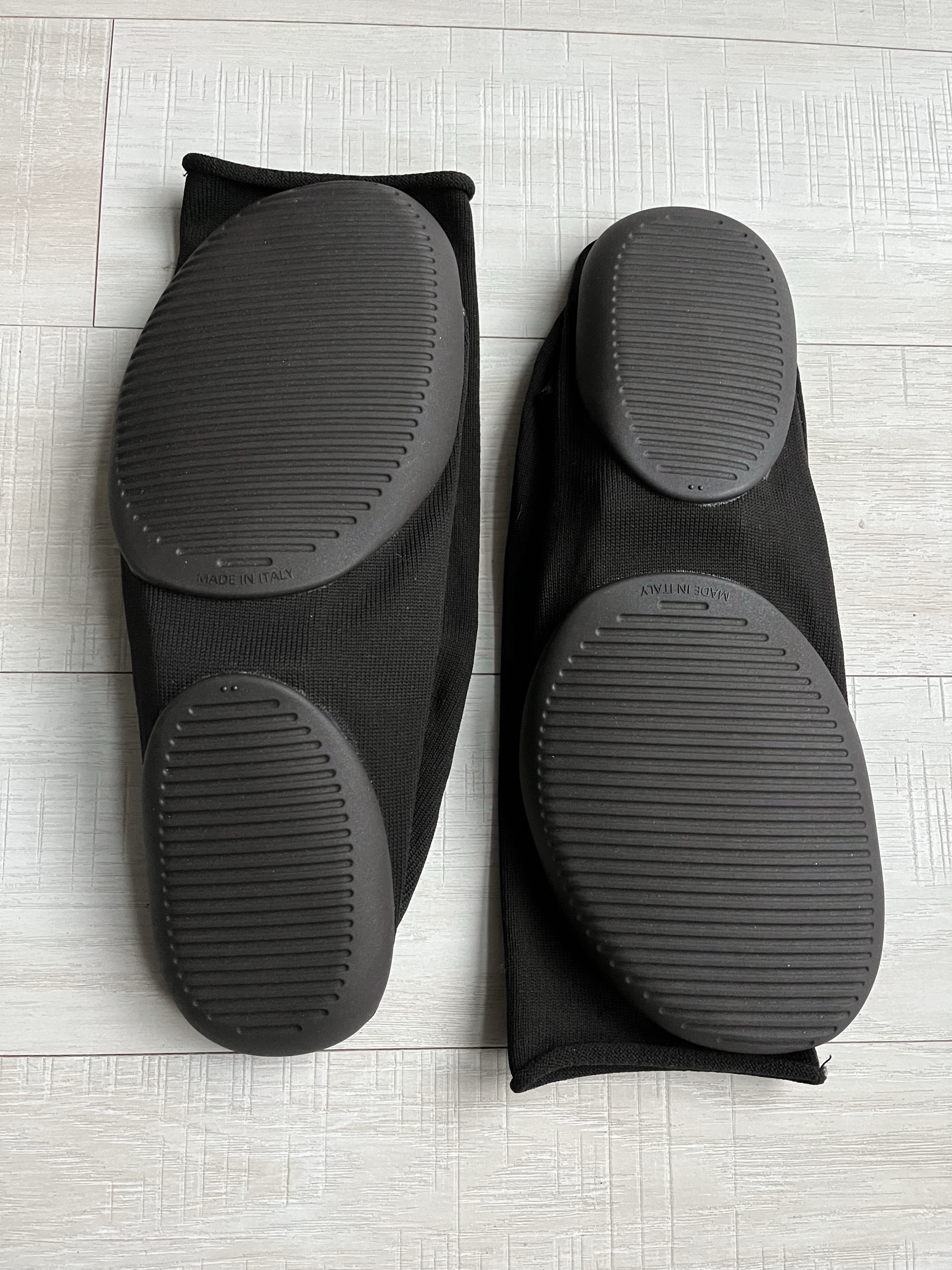 Yeezy YZY Pods Black 착용 스타일 - 1