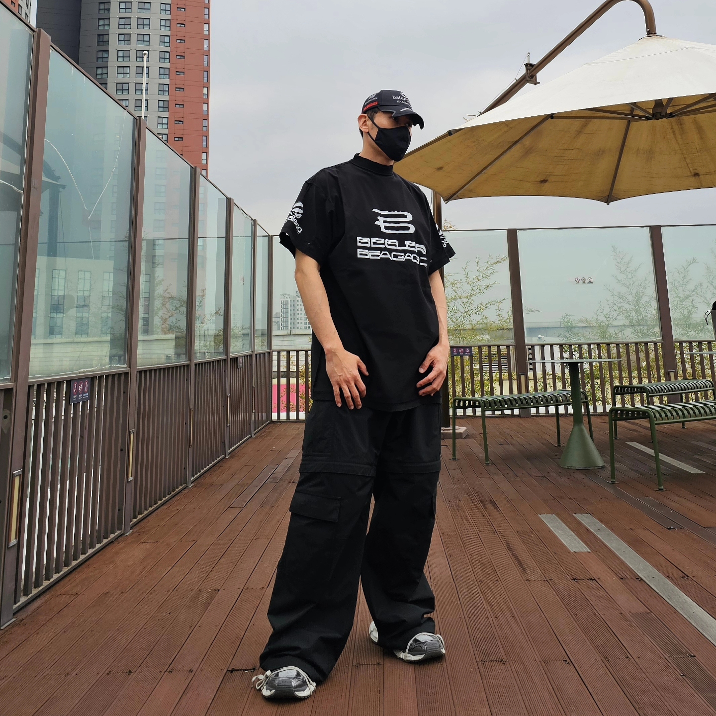 Balenciaga Unity Sports Icon Cargo Pants Black, Balenciaga Top League Cap White 착용 스타일 - 1