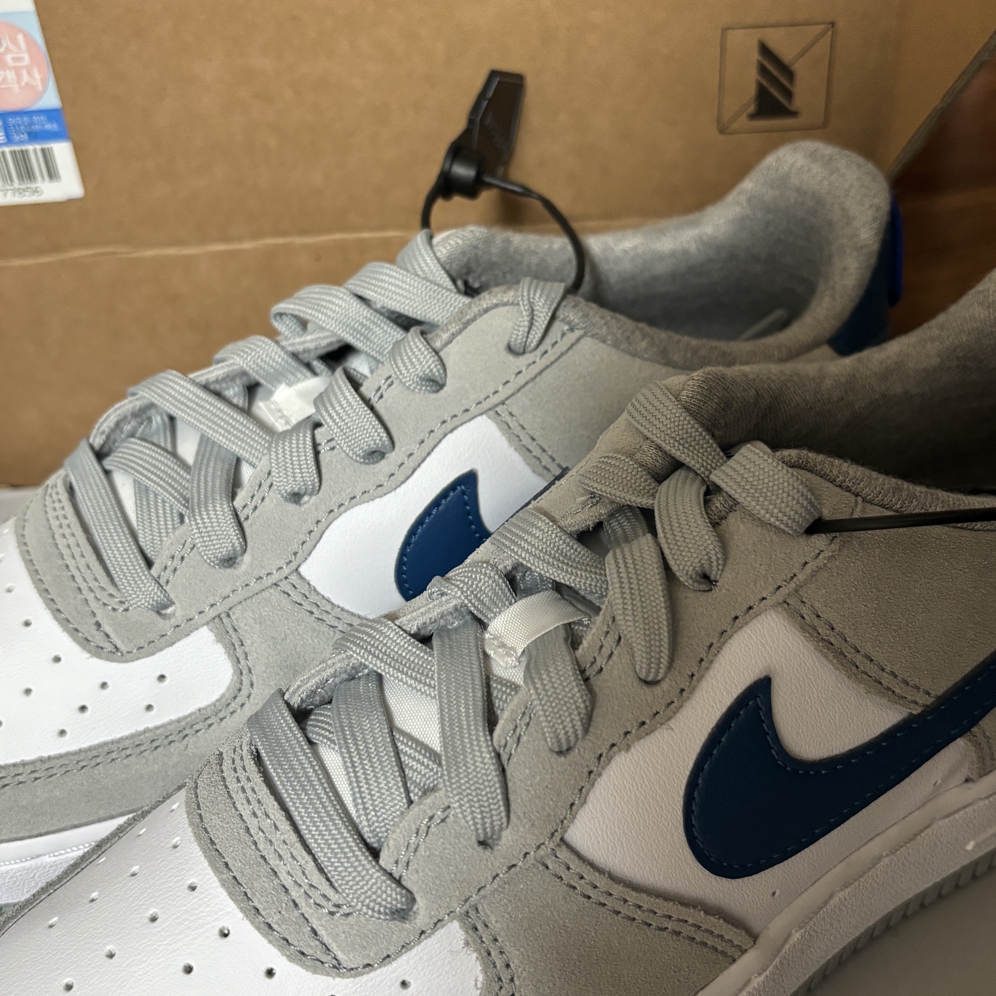 (GS) Nike Air Force 1 LV8 Athletic Club Light Smoke Grey Marina 착용 스타일 - 1