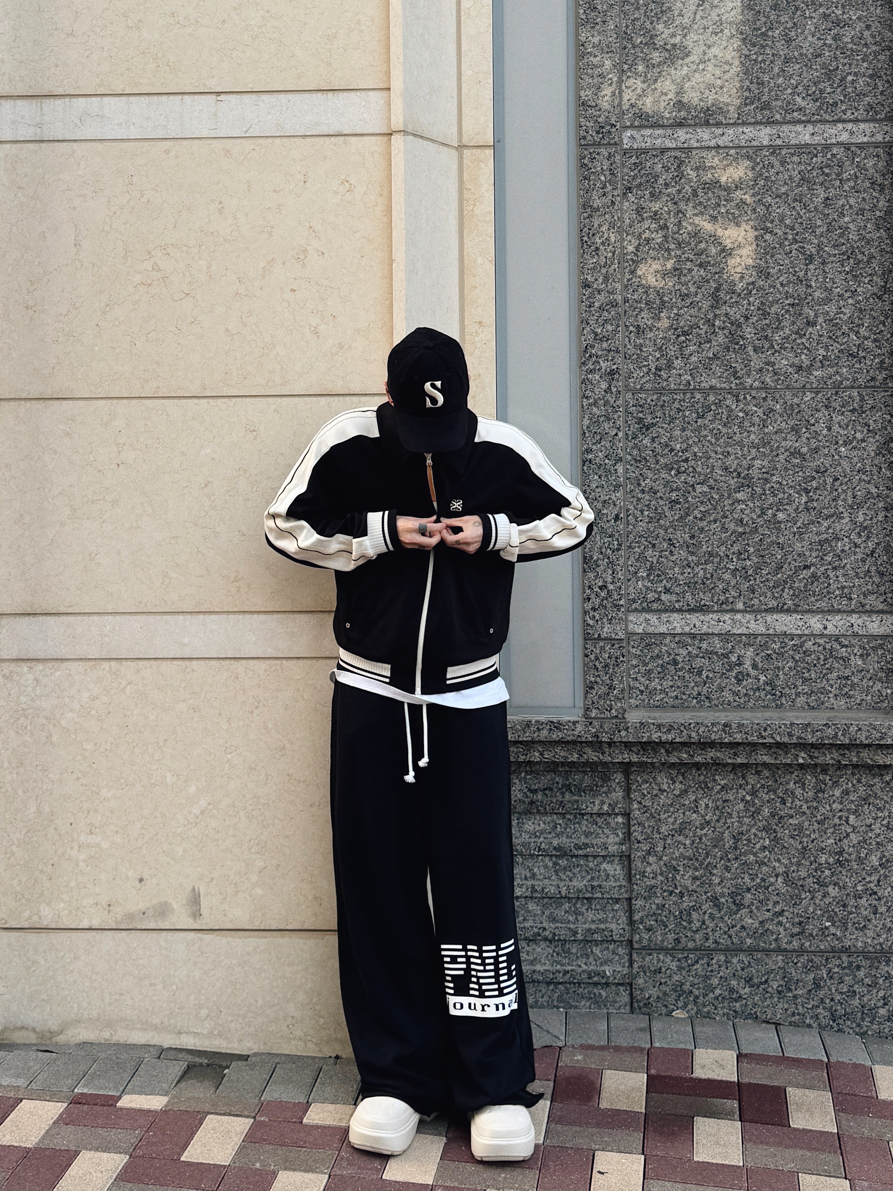 Satur Vintage Casual Lettering Ball Cap Vintage Gray, Crocs Stomp Puff Boot Stucco 착용 스타일 - 2