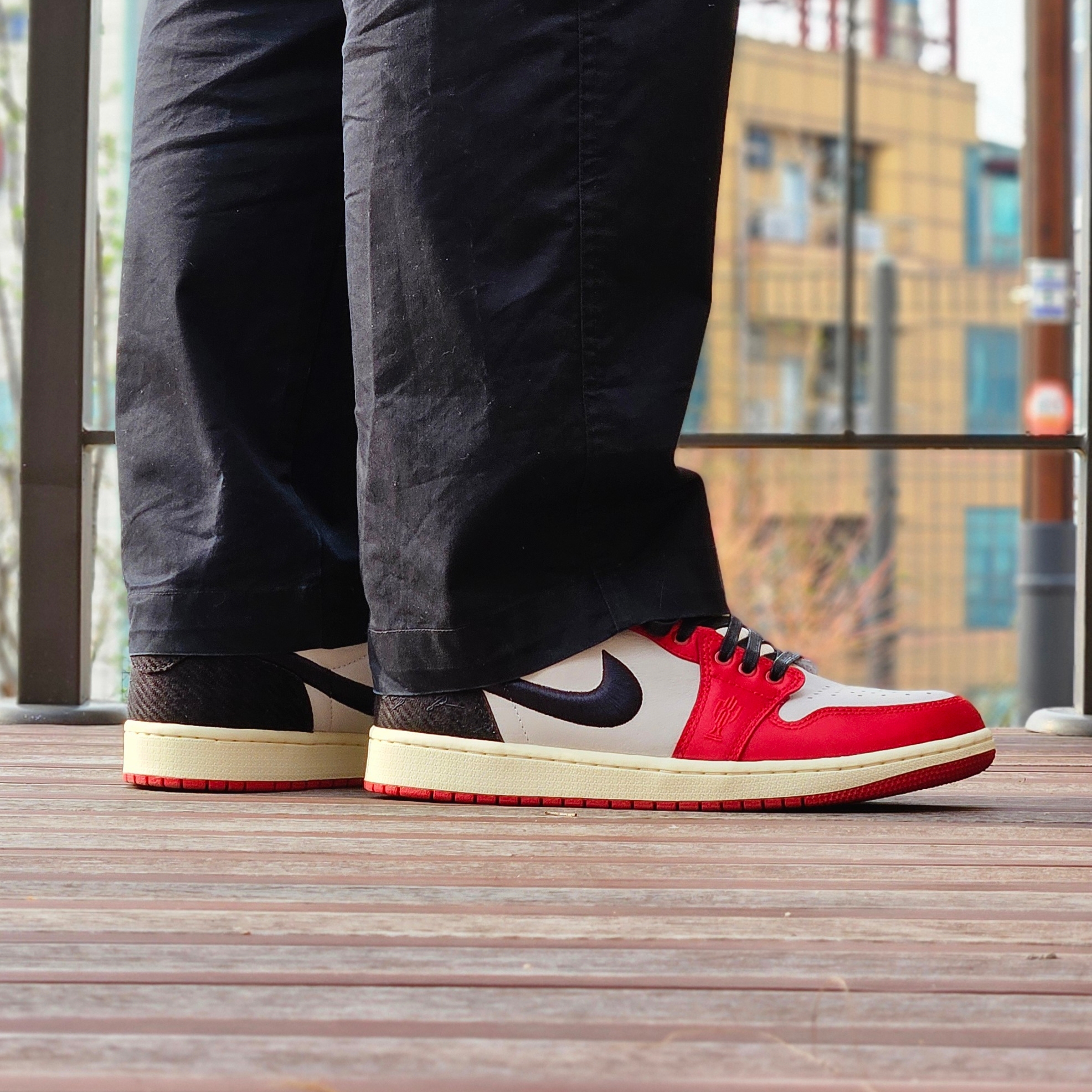 Jordan 1 x Trophy Room Retro Low OG SP Sail Varsity Red 착용 스타일 - 4