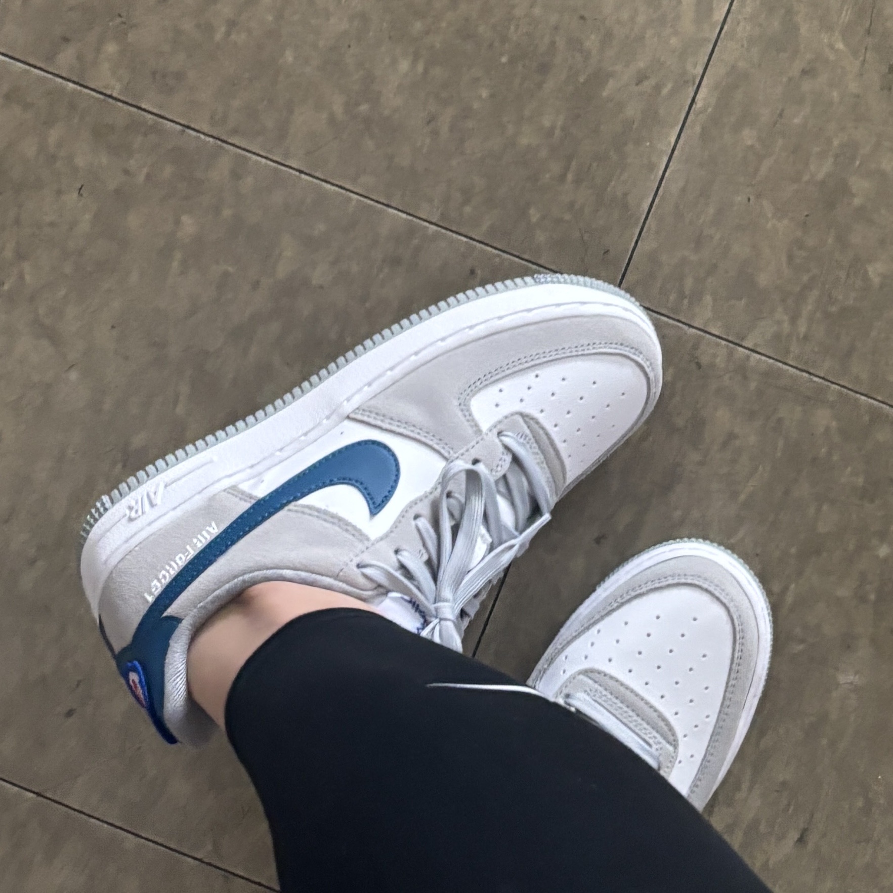 (GS) Nike Air Force 1 LV8 Athletic Club Light Smoke Grey Marina 착용 스타일 - 2