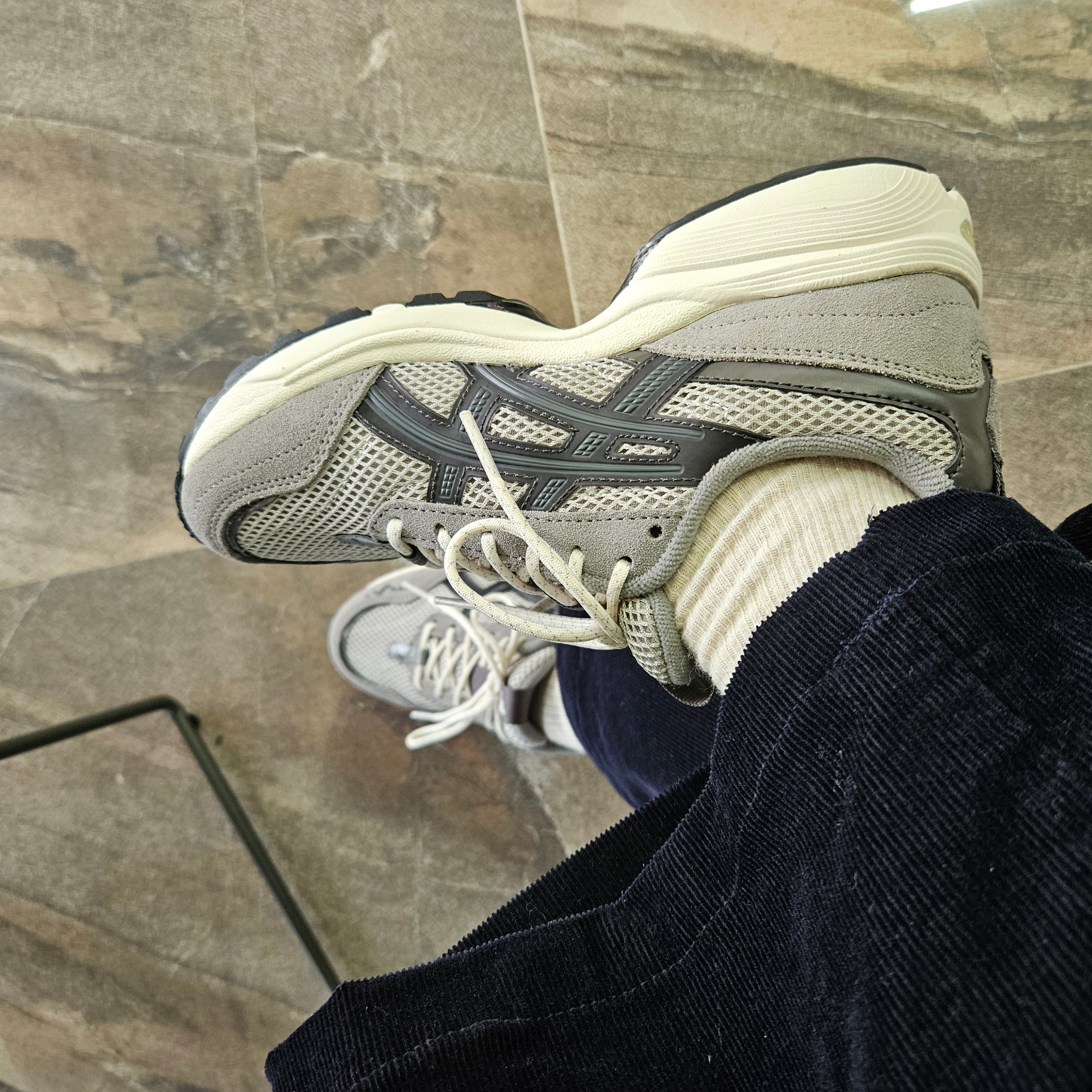 Asics Gel-1090 V2 Oyster Grey 착용 스타일