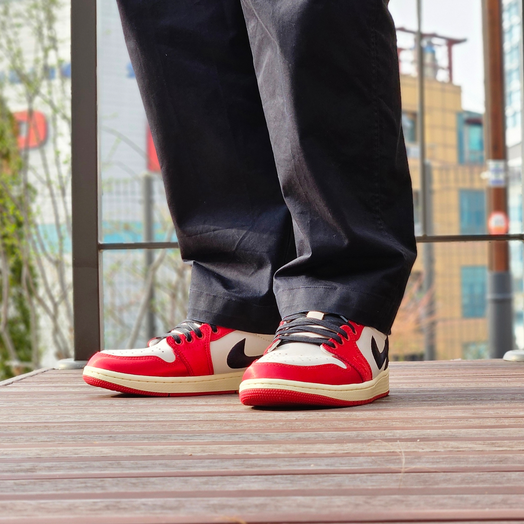 Jordan 1 x Trophy Room Retro Low OG SP Sail Varsity Red 착용 스타일 - 5