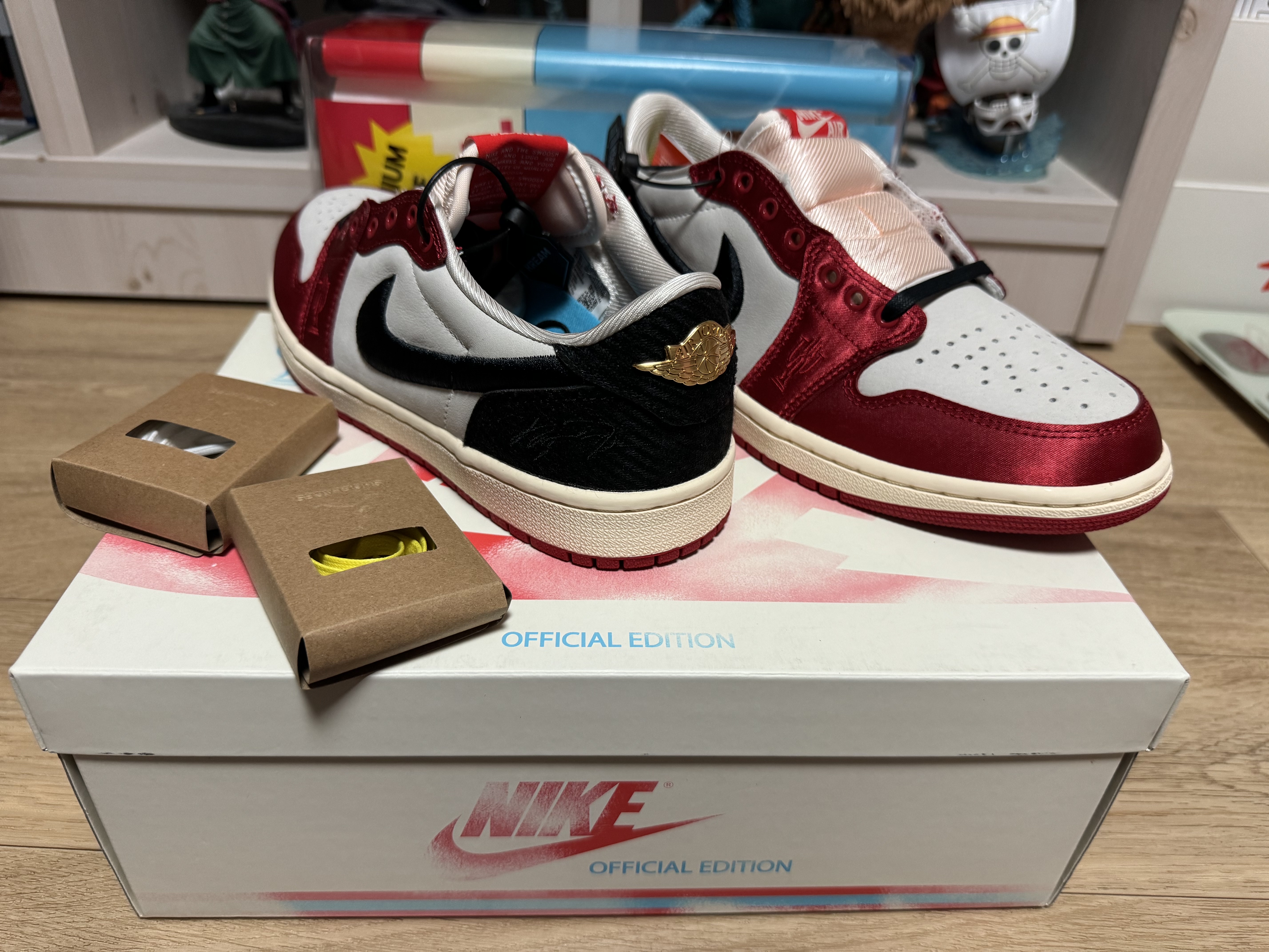 Jordan 1 x Trophy Room Retro Low OG SP Sail Varsity Red 착용 스타일