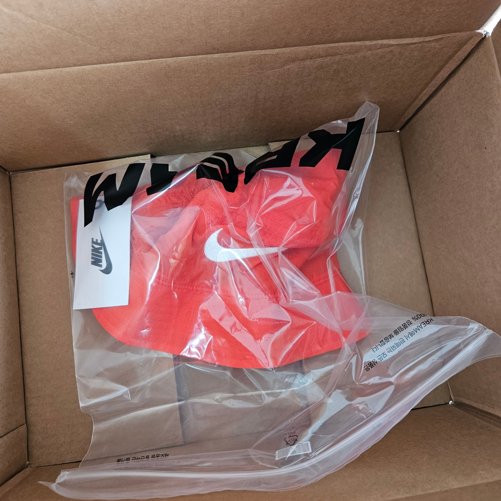 Nike x Stussy Bucket Hat Habanero Red 착용 스타일