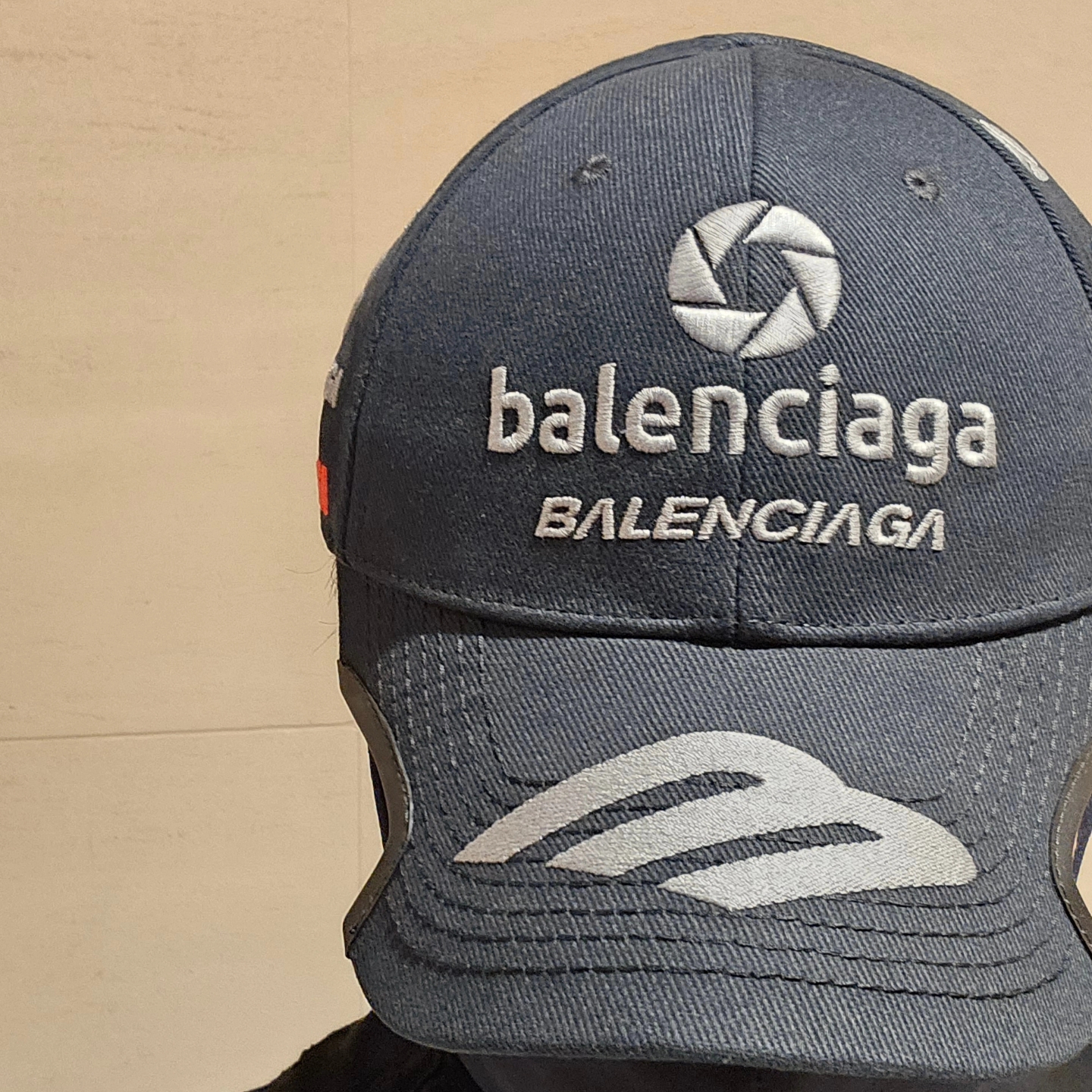Balenciaga Unity Sports Icon Cargo Pants Black, Balenciaga Top League Cap White 착용 스타일 - 7