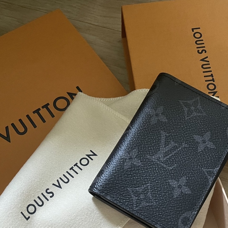 Louis Vuitton Pocket Organizer Monogram Eclipse 착용 스타일 - 2