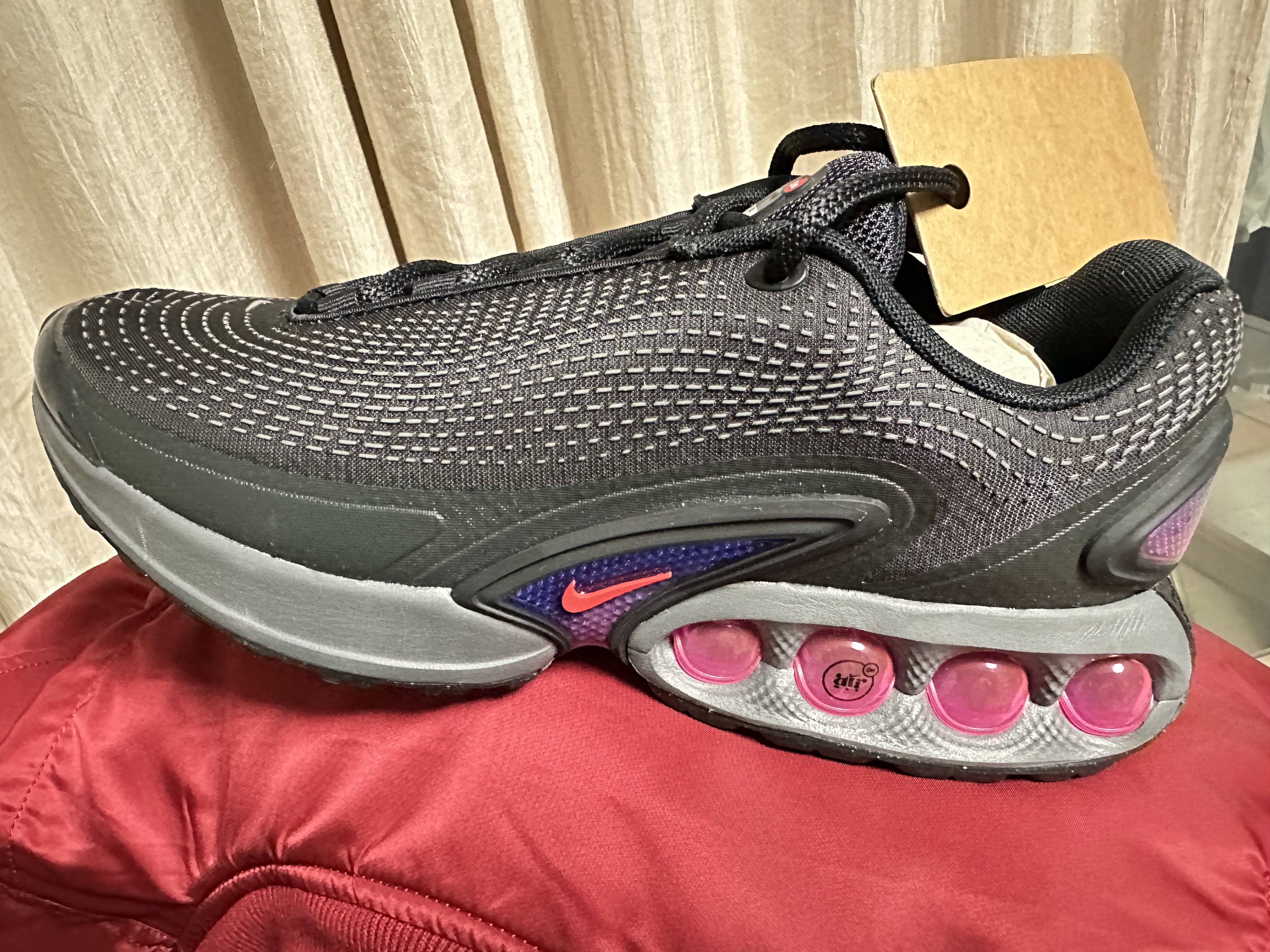 Nike Air Max Dn Black Light Crimson 착용 스타일