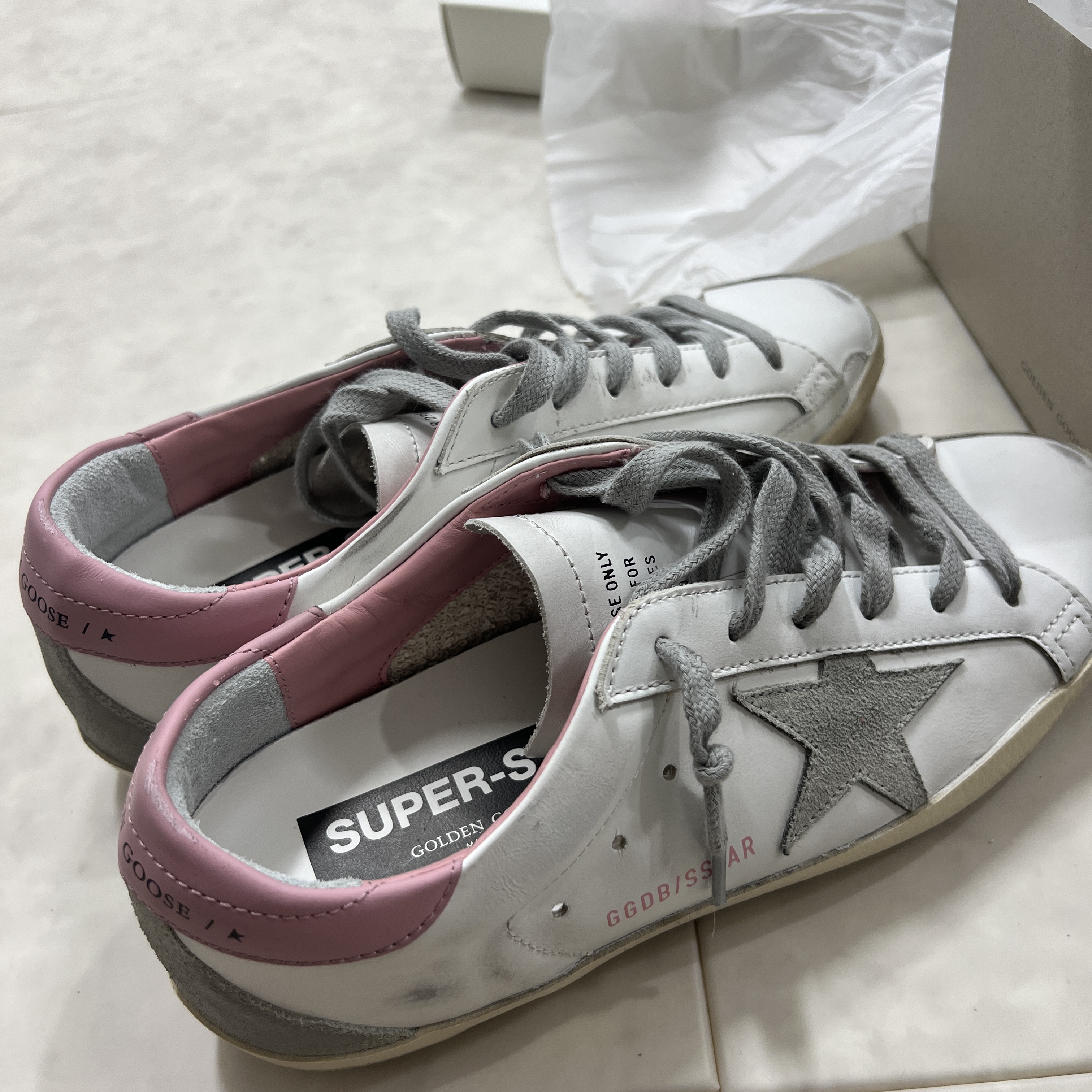 (W) Golden Goose Superstar White Pink Heel Tab Sneakers 착용 스타일