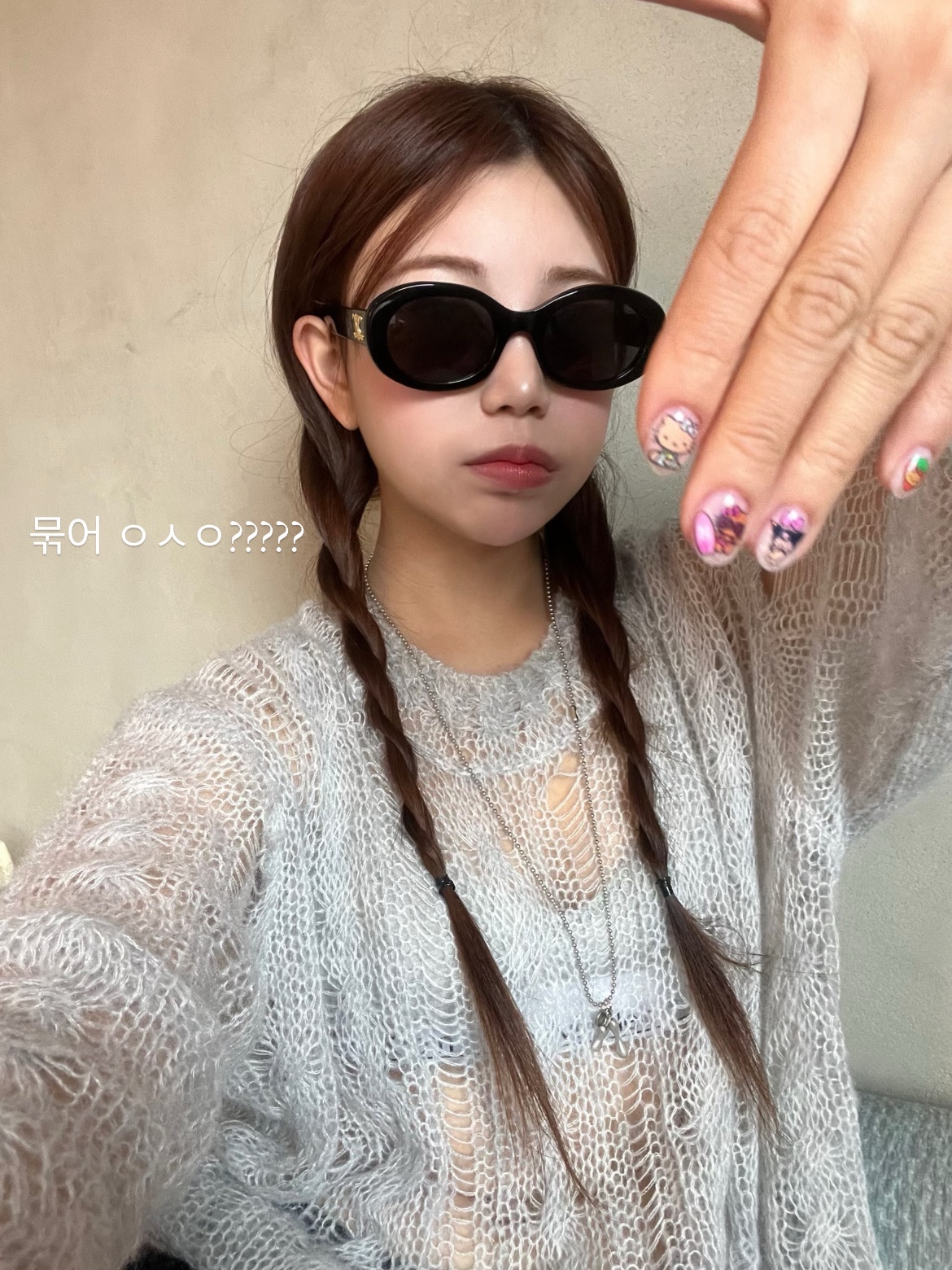 (W) Celine Triomphe 01 Sunglasses in Acetate Black 착용 스타일