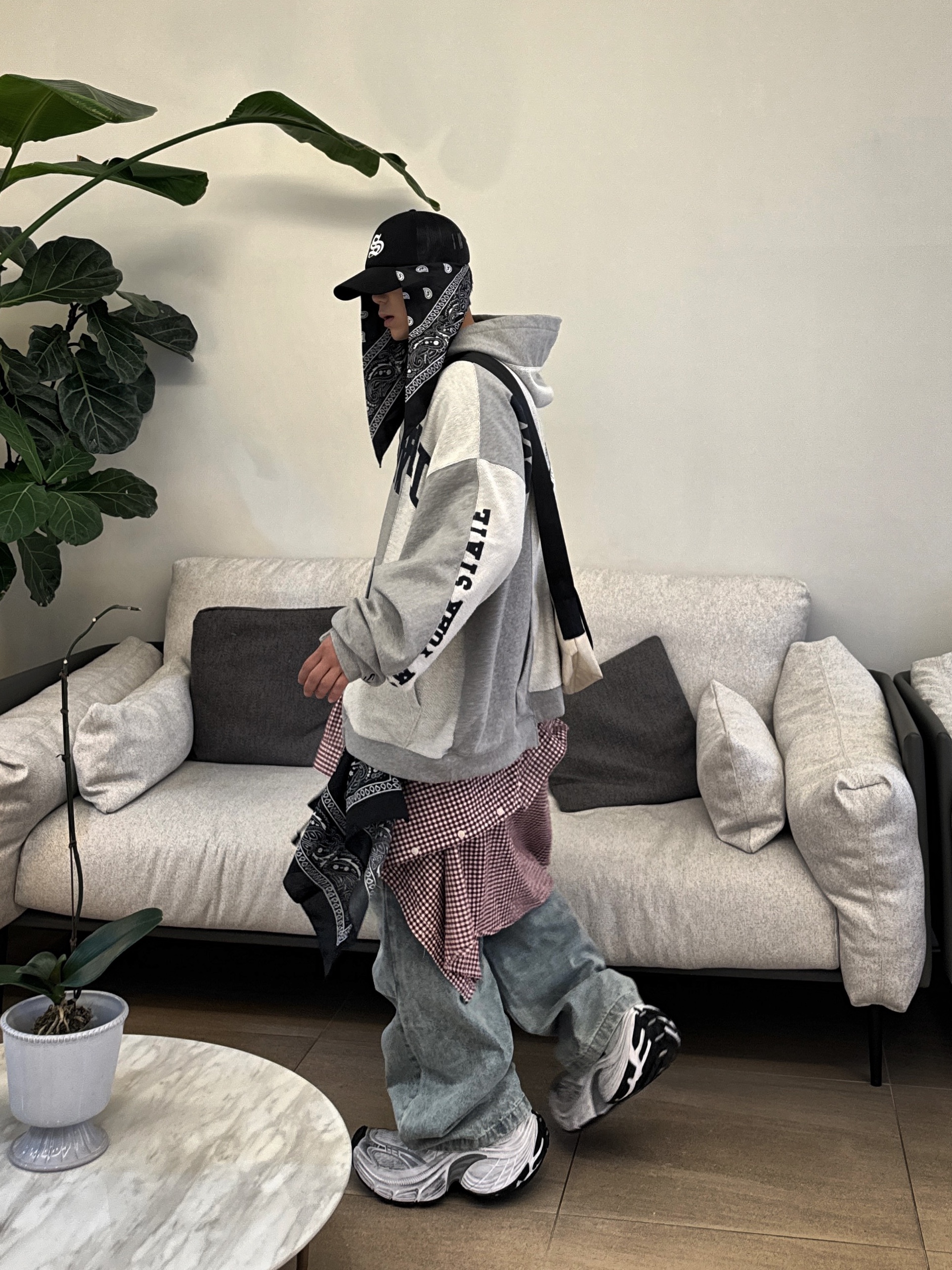 Balenciaga 10XL Sneakers White Black Grey 착용 스타일 - 10
