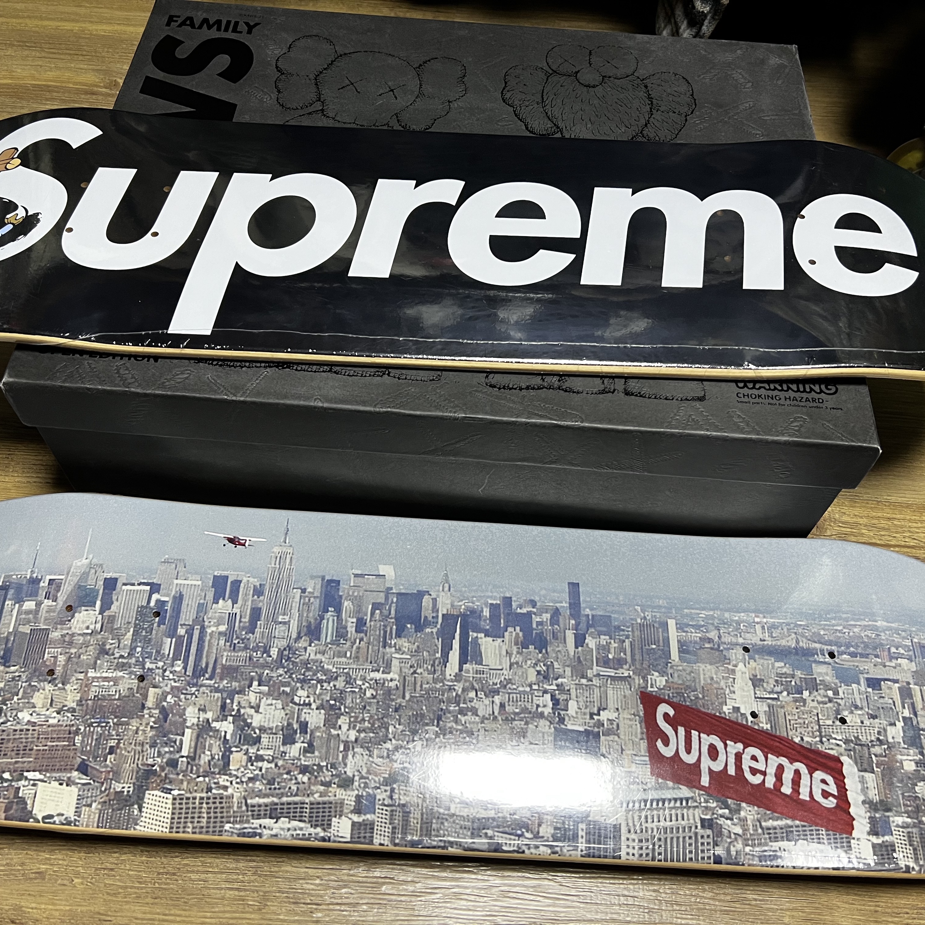 Supreme Smurf Skateboard Deck Black - 20FW, Supreme Aerial Skateboard Deck Multi-Color - 20FW 착용 스타일 - 3