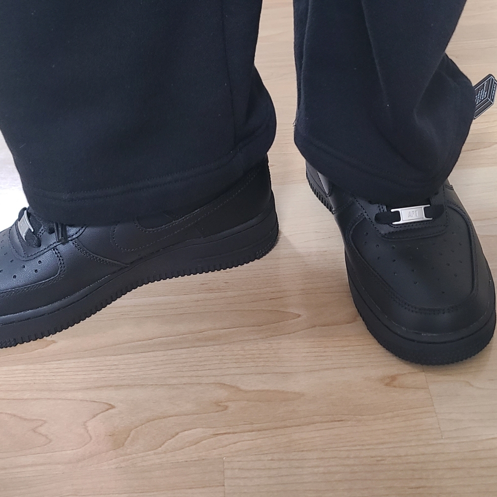 Nike Air Force 1 '07 Low Triple Black 착용 스타일