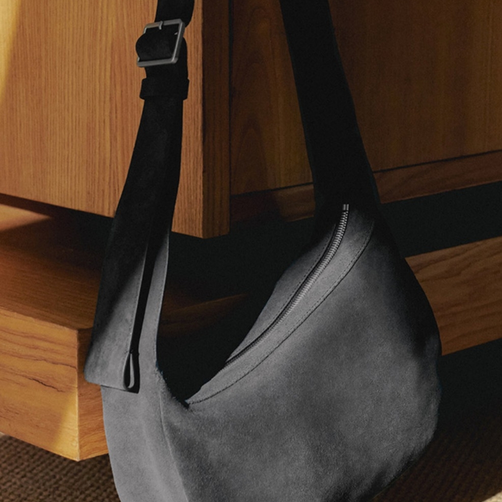 COS Crossbody Saddle Bag Suede Black 착용 스타일