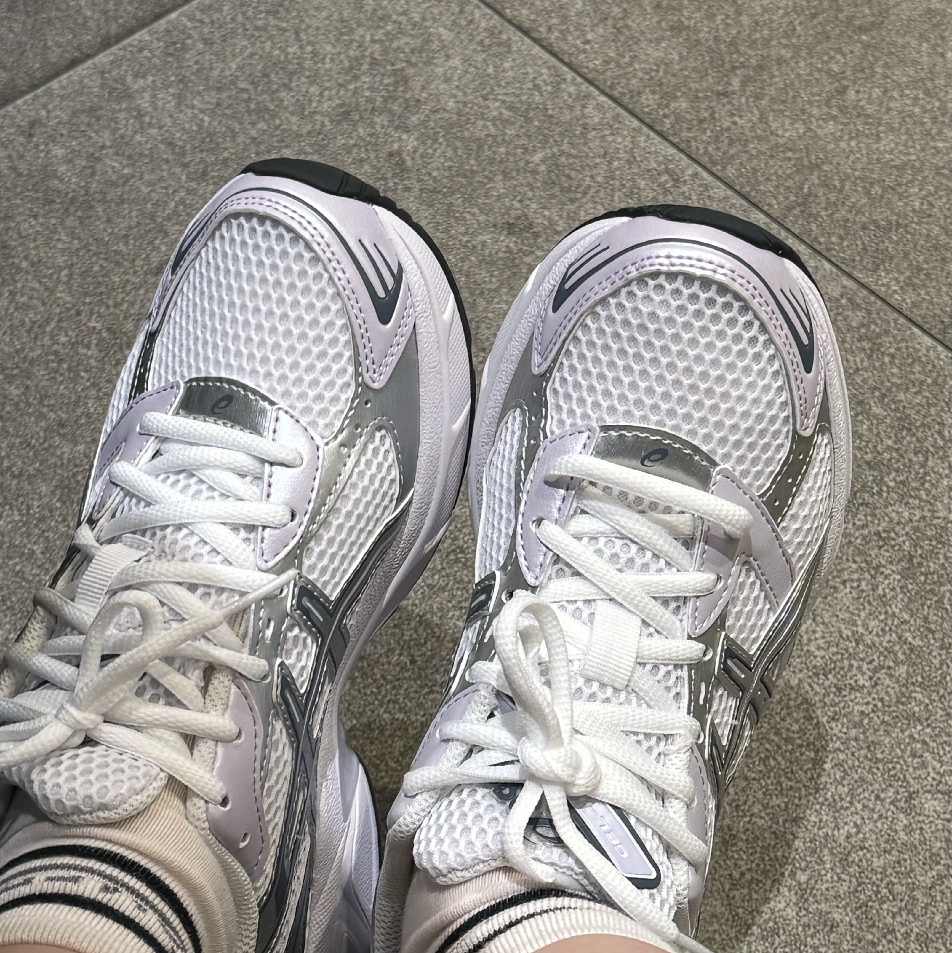 (W) Asics Gel-1130 White Faded Ash Rock 착용 스타일