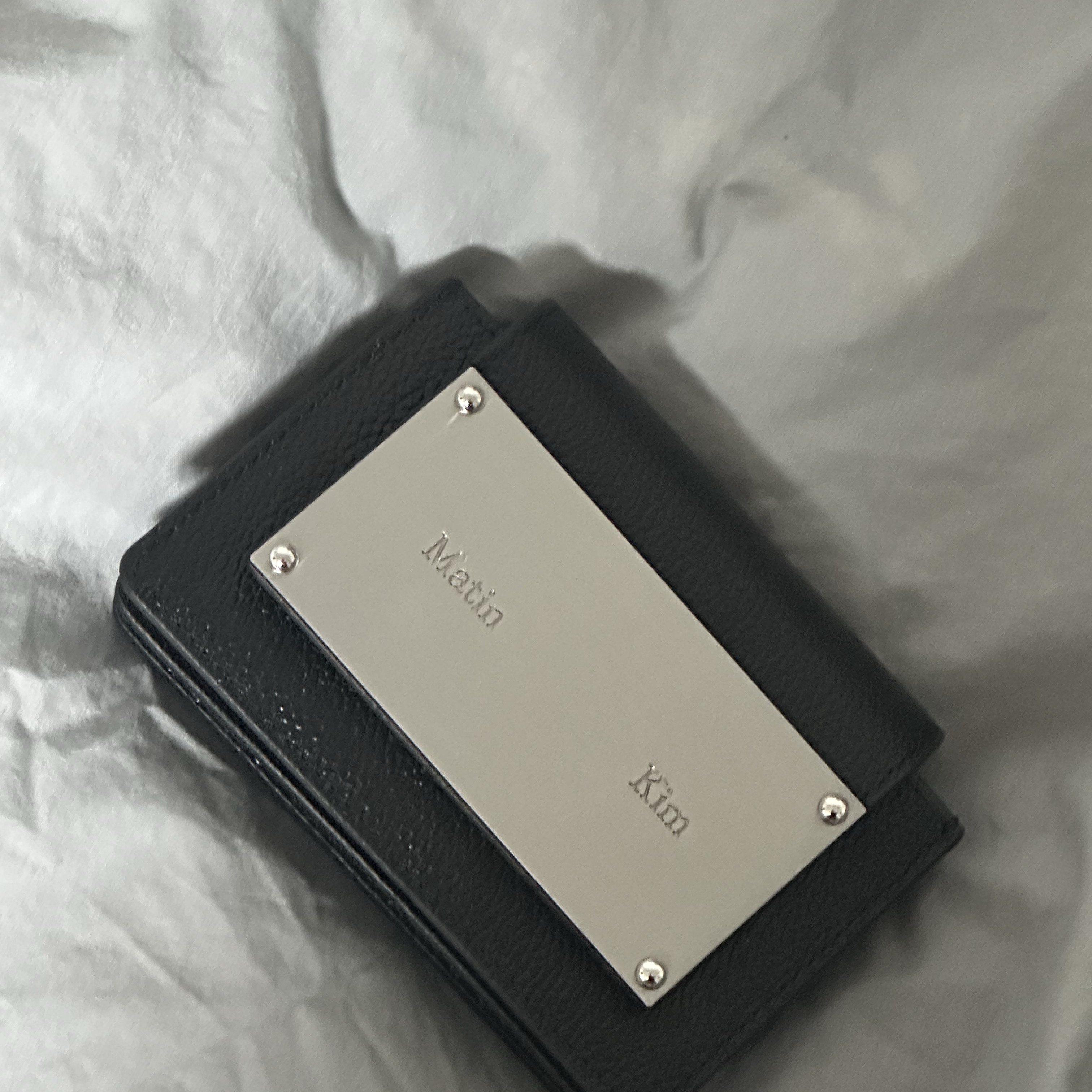 Matin Kim Accordion Wallet Black 착용 스타일
