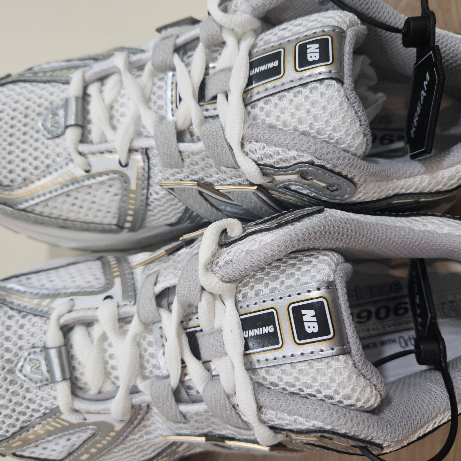 New Balance 1906R White Metallic Silver 착용 스타일