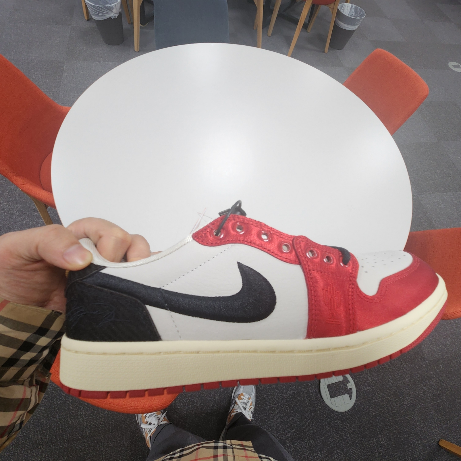 Jordan 1 x Trophy Room Retro Low OG SP Sail Varsity Red 착용 스타일 - 1