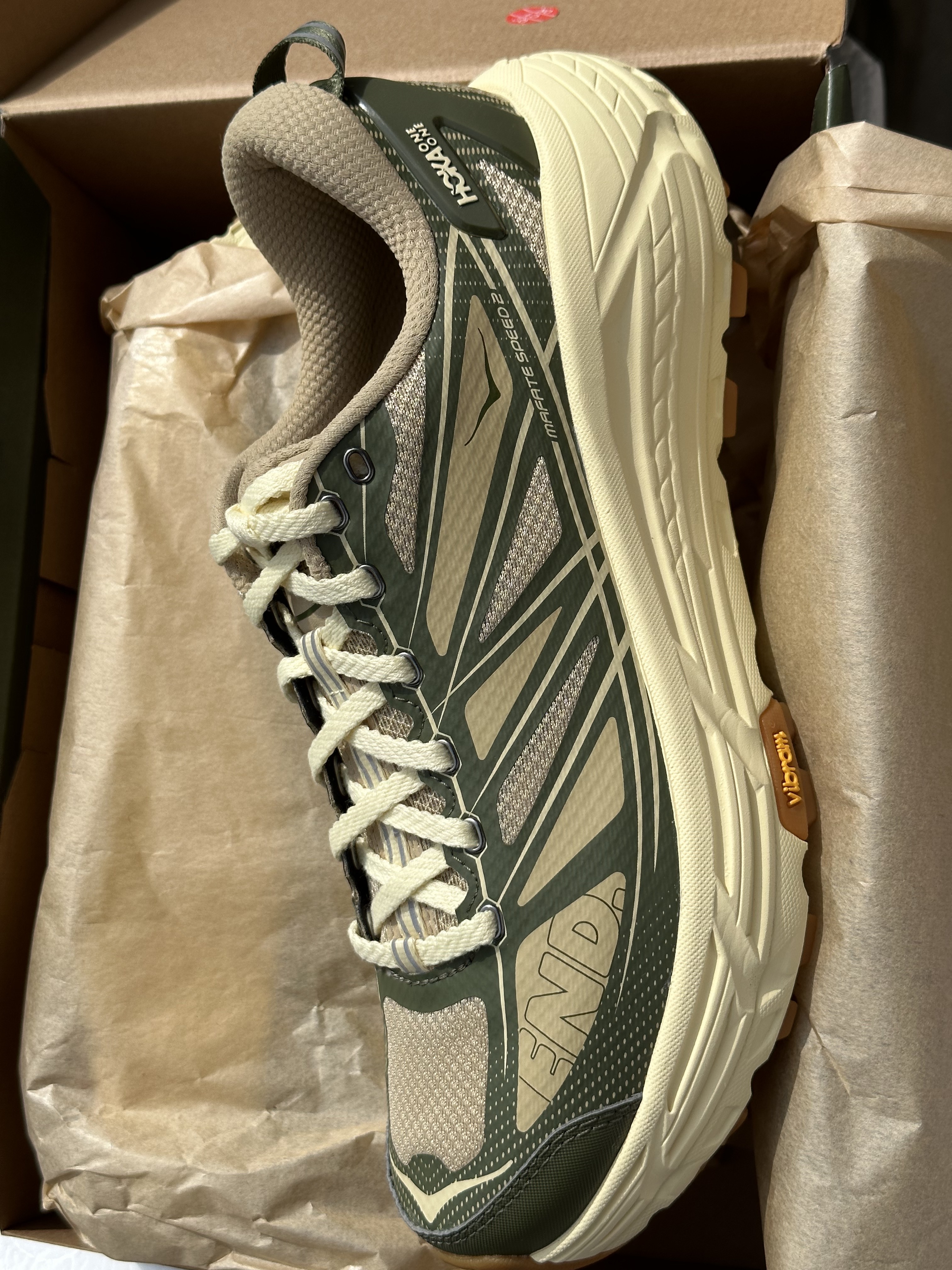 Hoka x END. Mafate Speed 2 Taupe Chive 착용 스타일