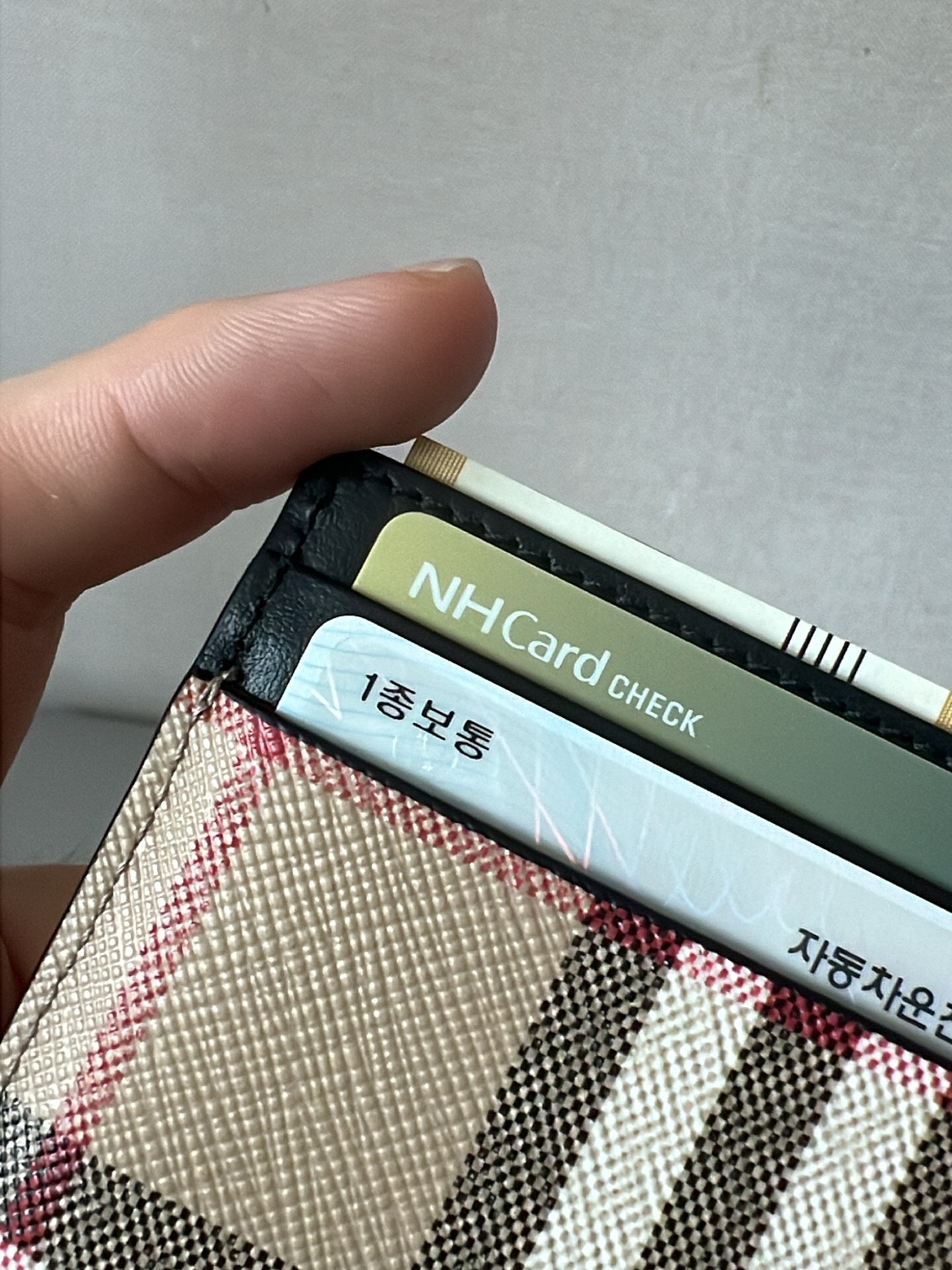 Burberry Vintage Check Leather Card Case Archive Beige Black 착용 스타일
