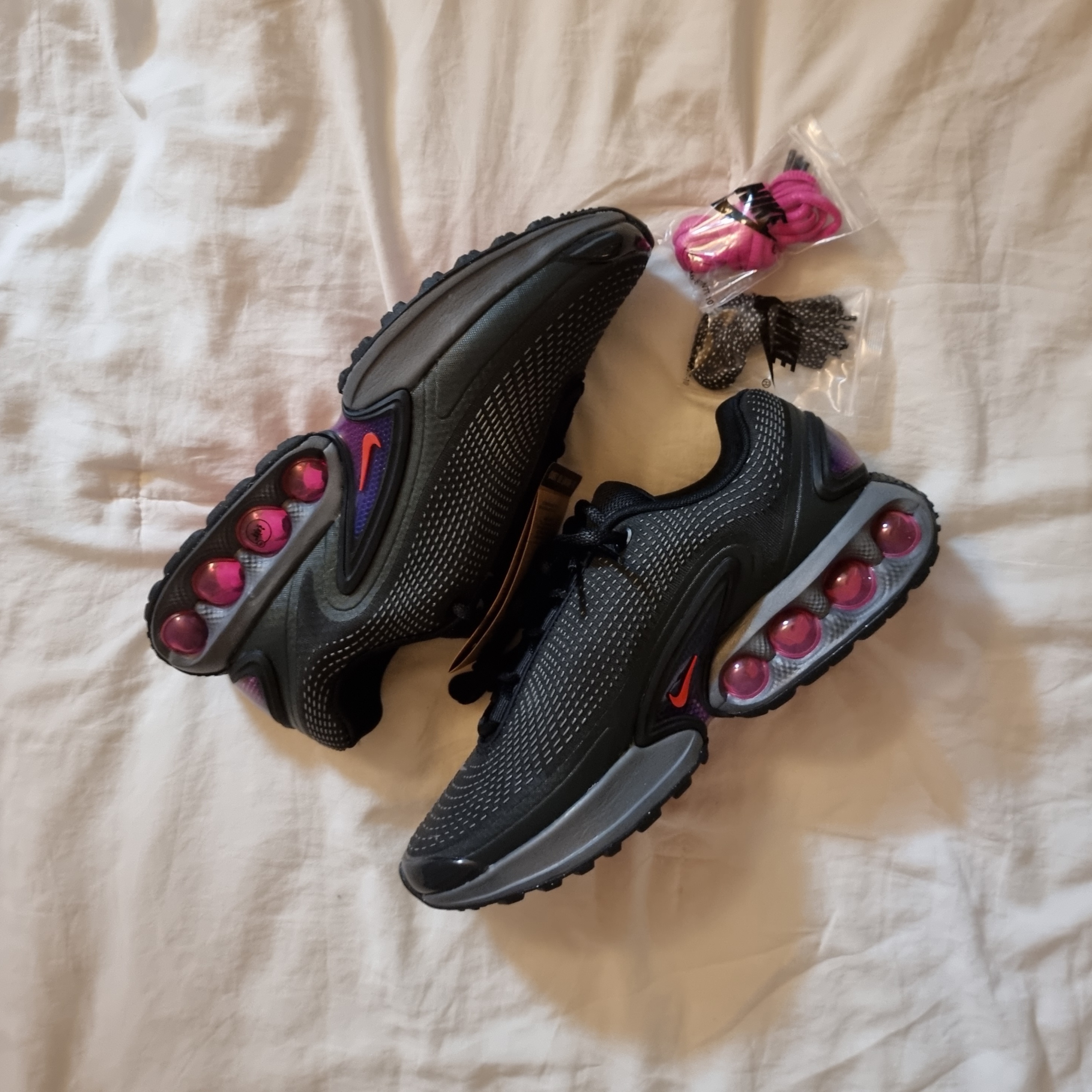 Nike Air Max Dn Black Light Crimson 착용 스타일