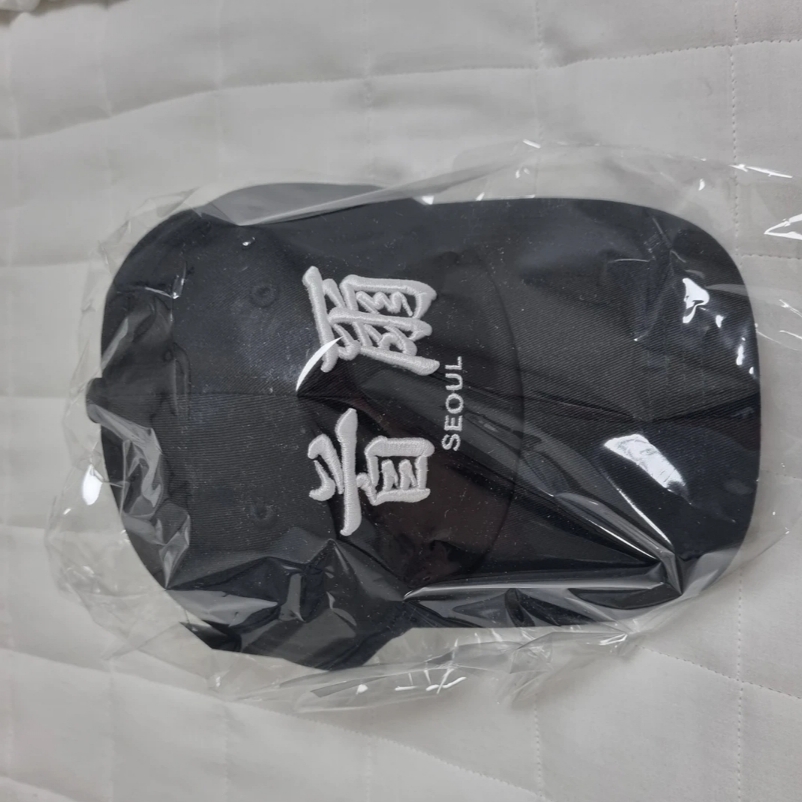 Darkr8m Studio Silver Logo Cap 착용 스타일