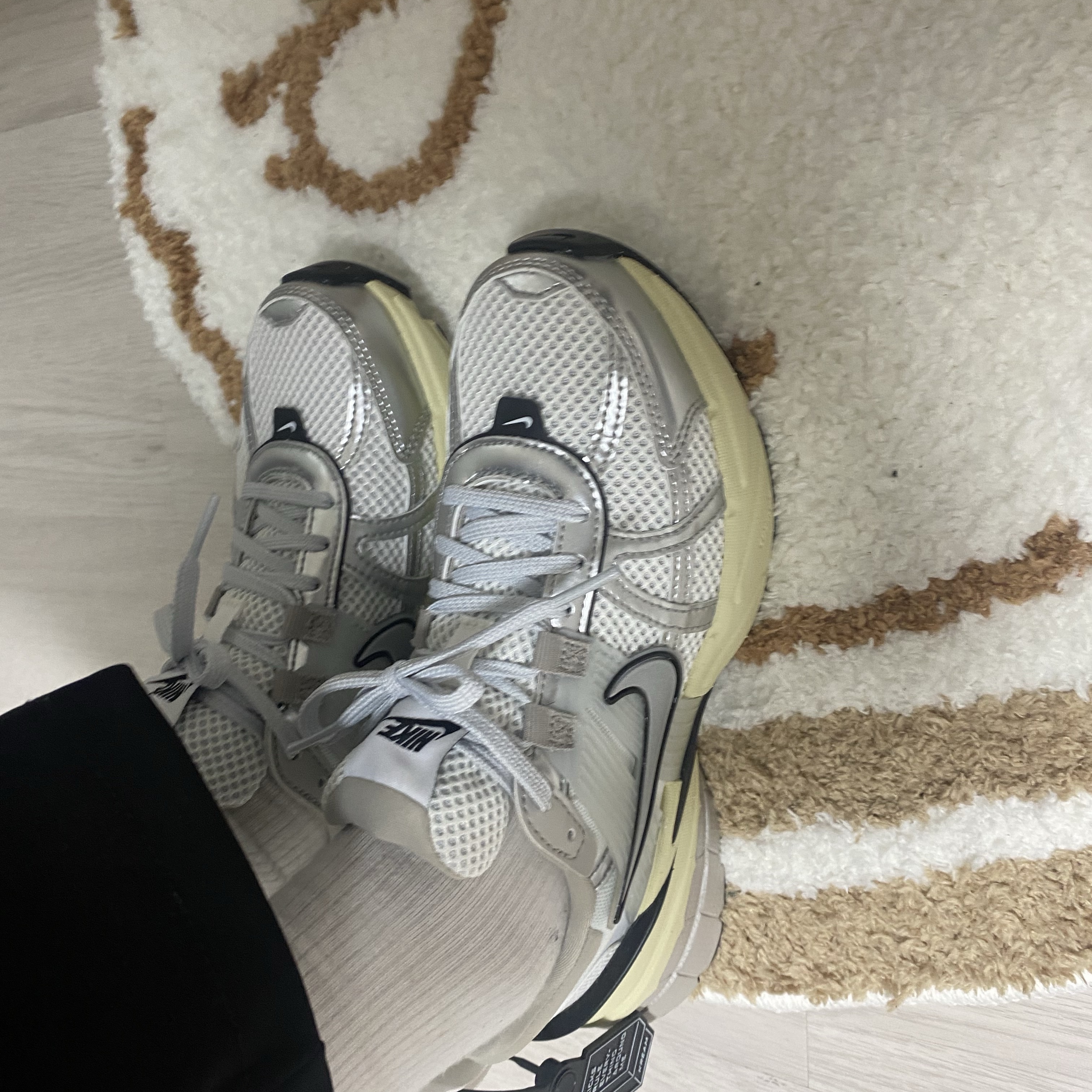 Nike V2K Run Summit White Metallic Silver 착용 스타일 - 3