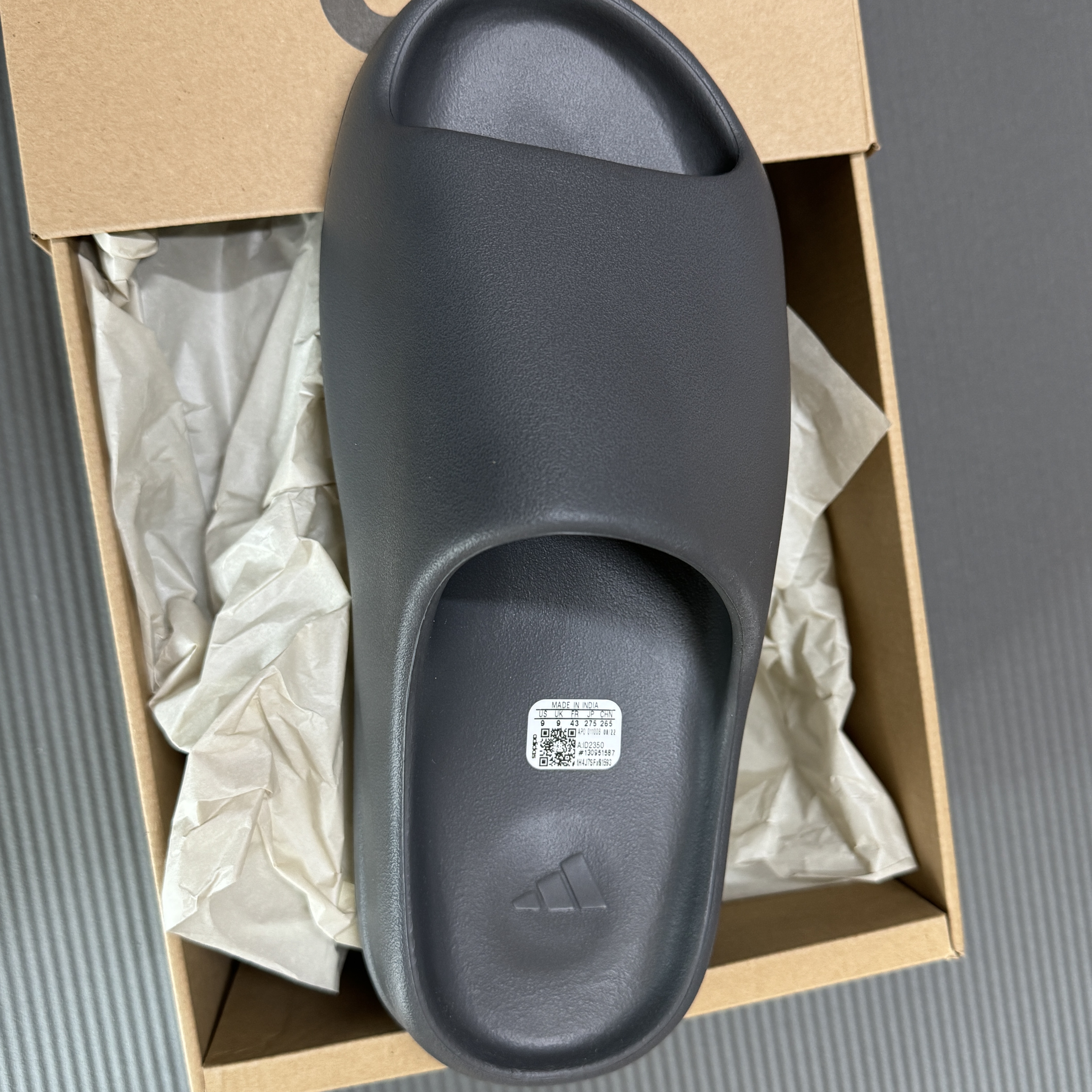 Adidas Yeezy Slide Slate Grey 착용 스타일