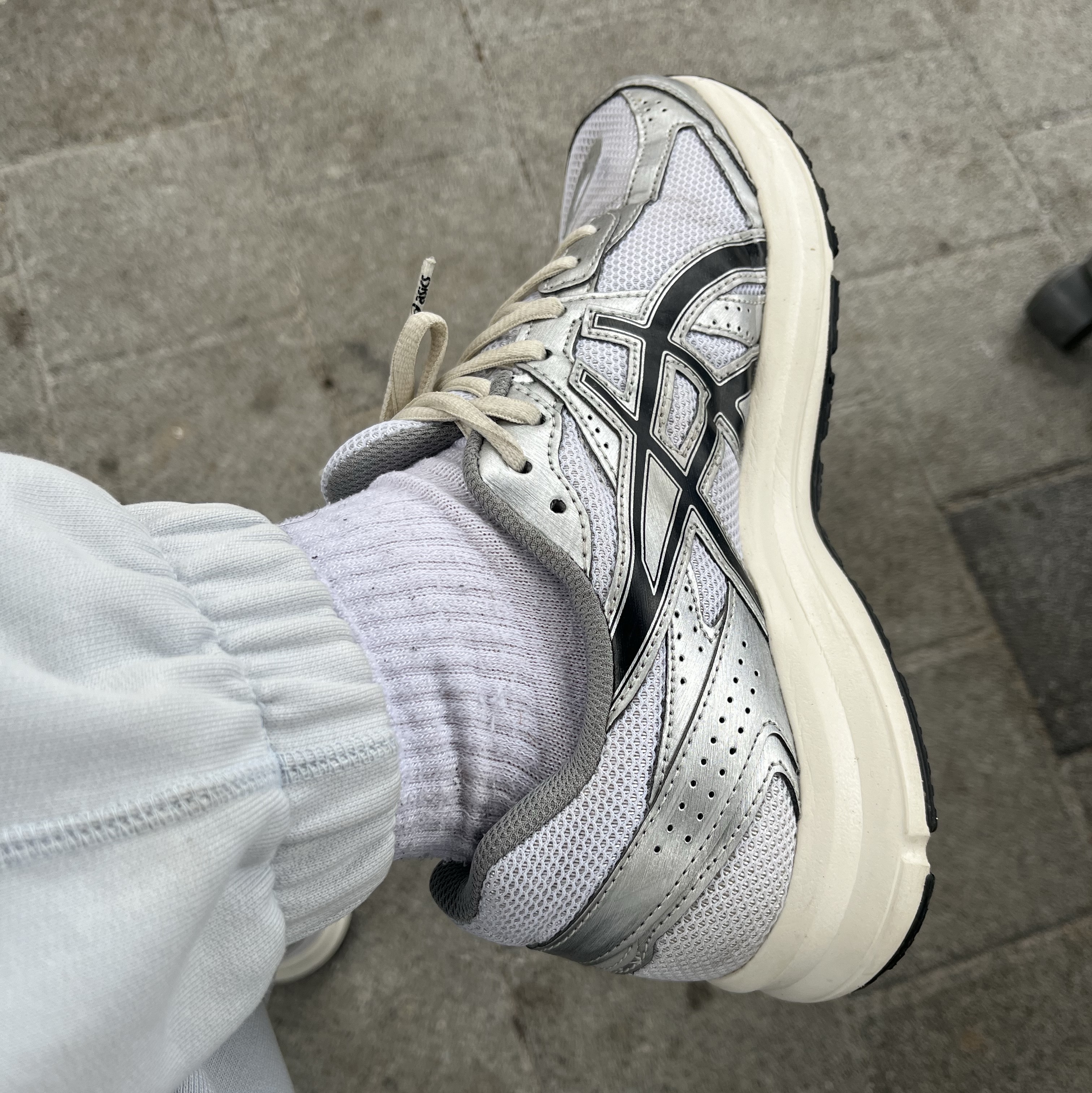 Asics Jog 100 S White Black - 2E Wide 착용 스타일
