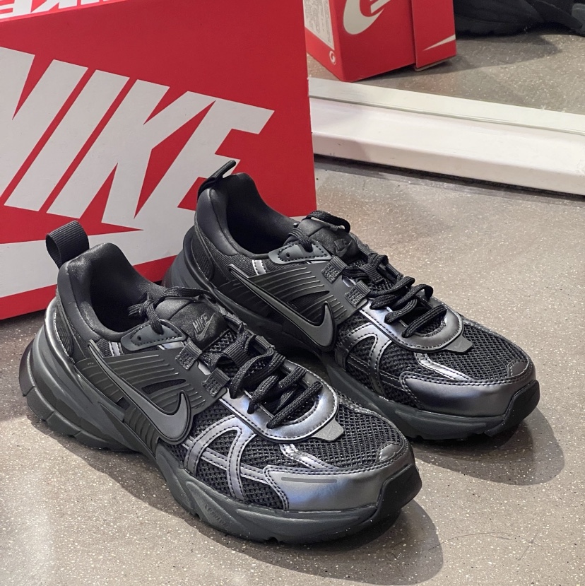 Nike V2K Run Black Anthracite 착용 스타일