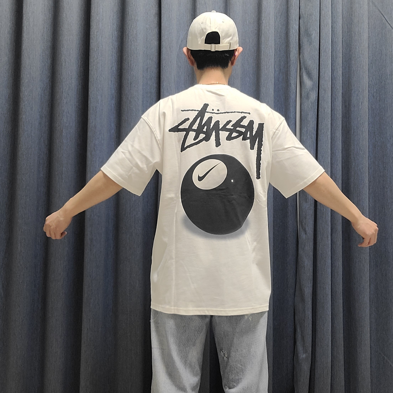 Nike x Stussy NRG FL SS 8 Ball T-Shirt White (DO9322-100) 착용 스타일 - 3