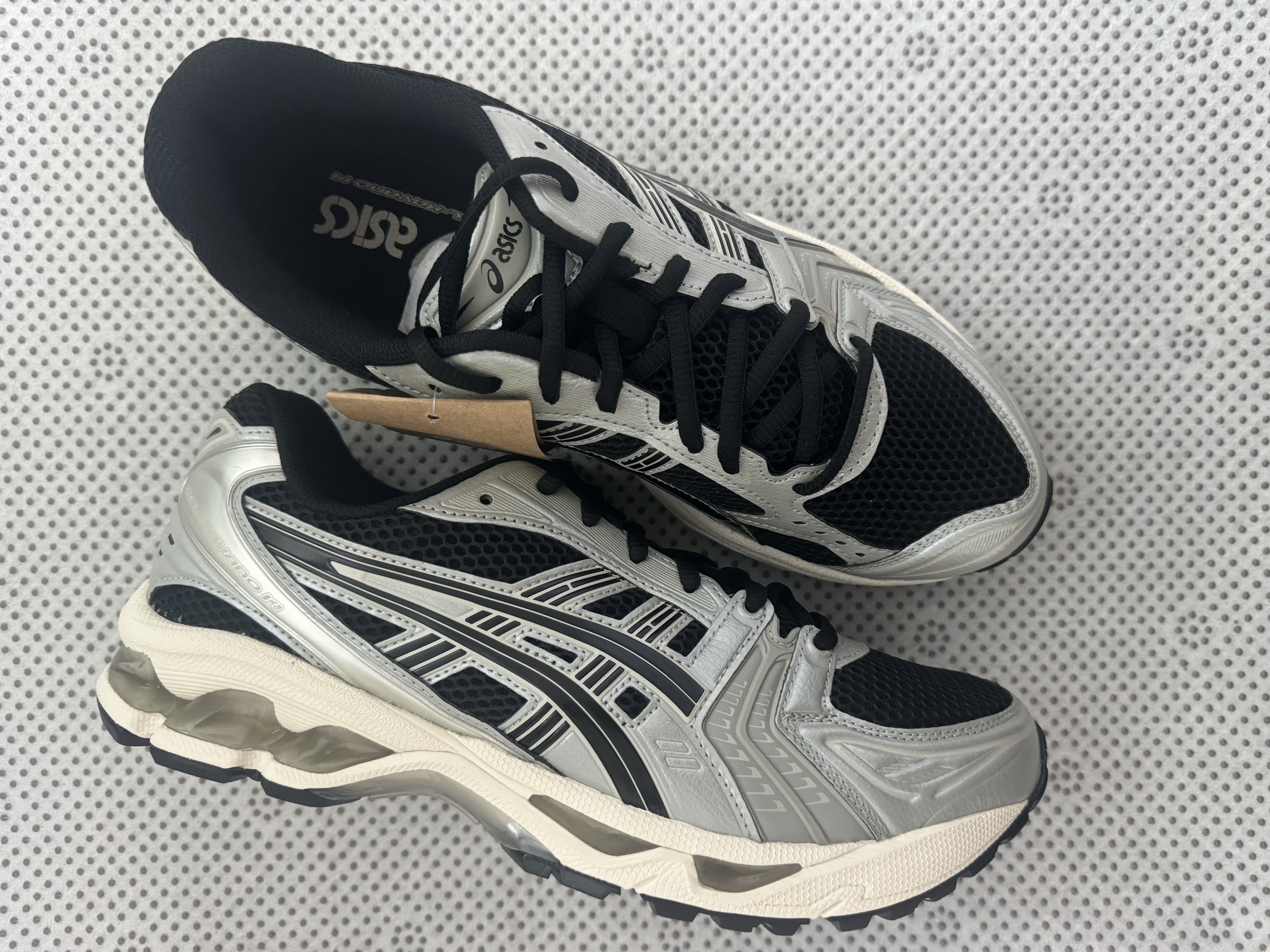 Asics Gel-Kayano 14 Black Seal Grey 착용 스타일 - 1