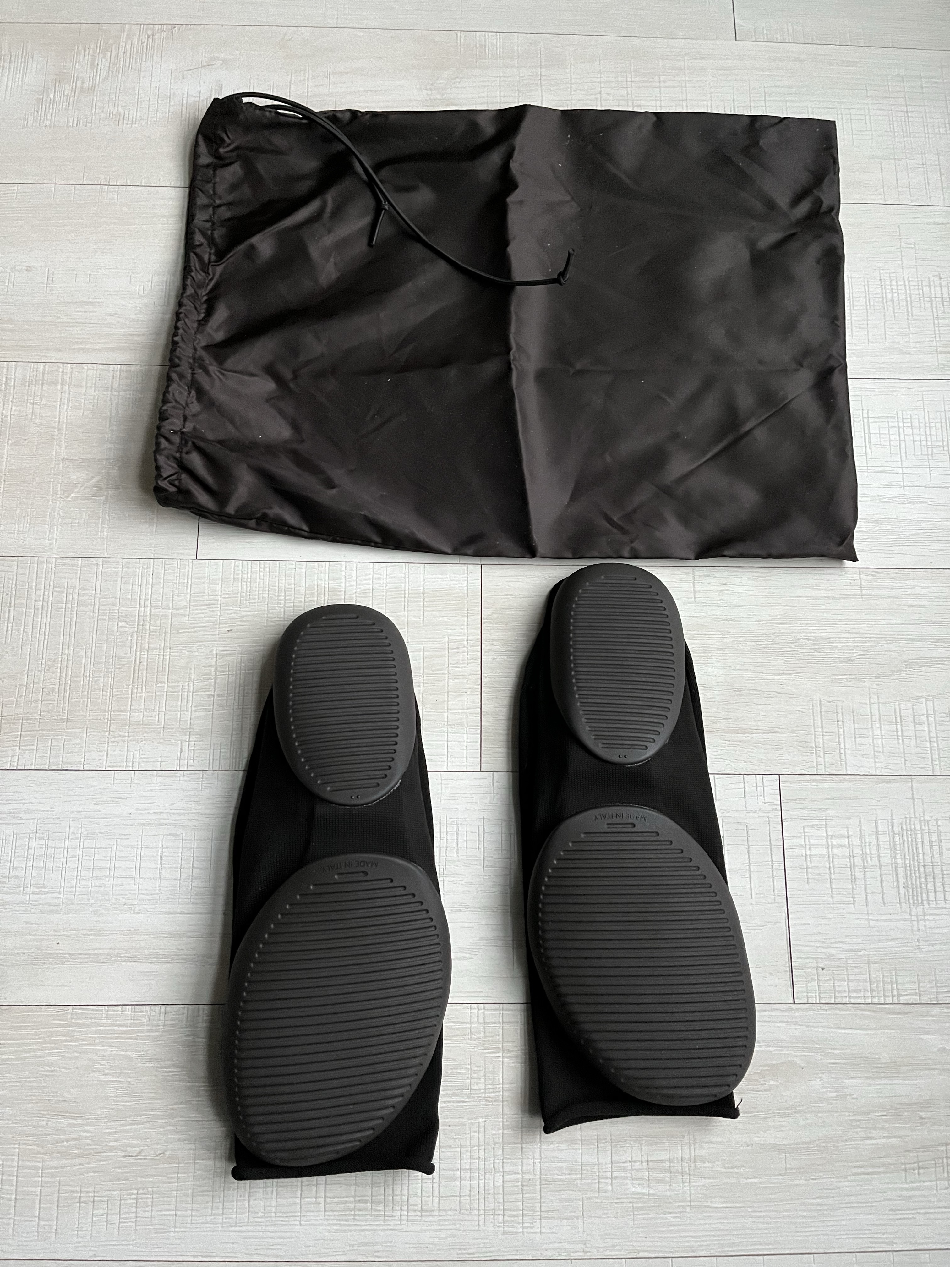 Yeezy YZY Pods Black 착용 스타일 - 3