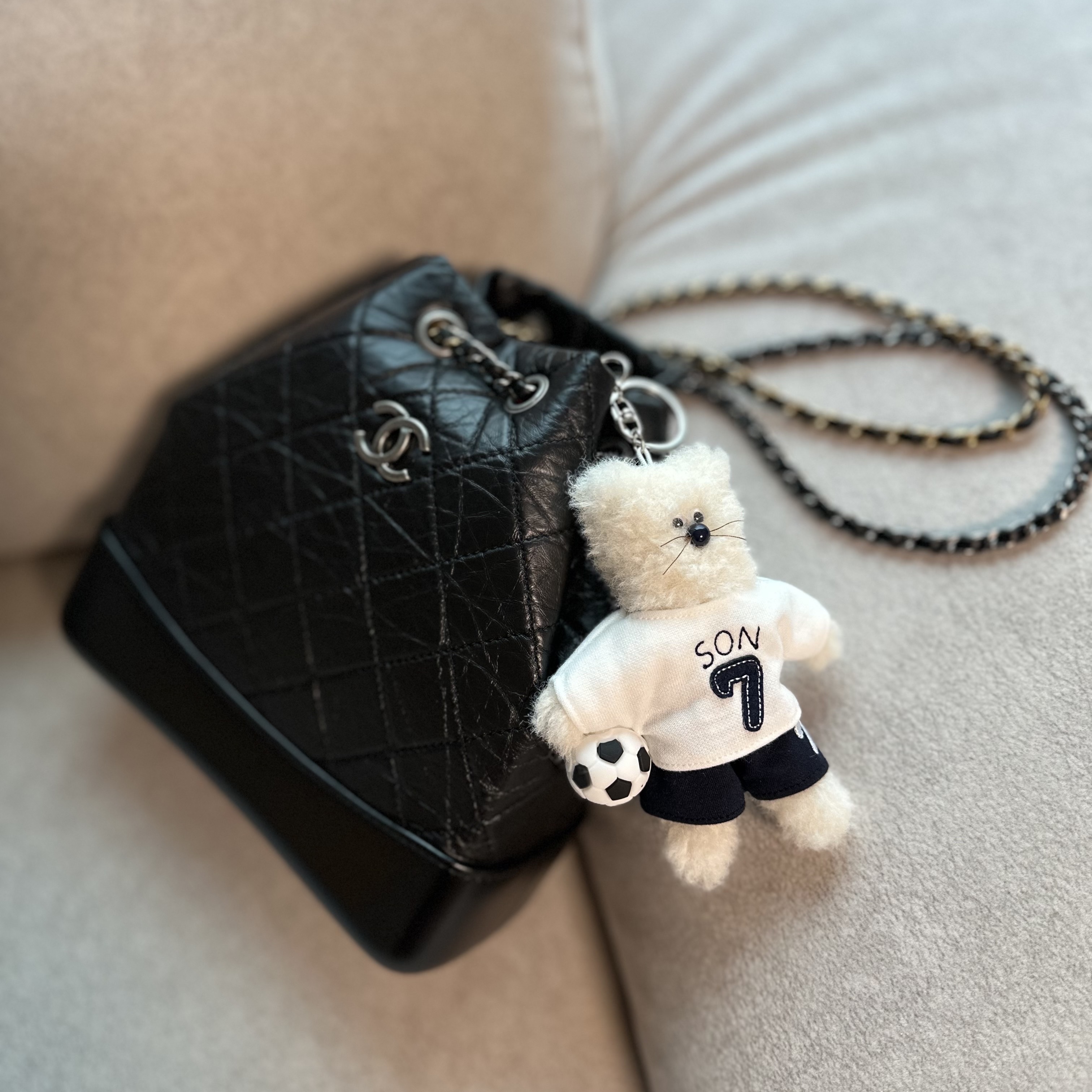 [예약 배송] NOS7 x Monamhee SON.hee Cream, Chanel Small Gabrielle Backpack Aged Calfskin & Gold Silver Black 착용 스타일 - 3