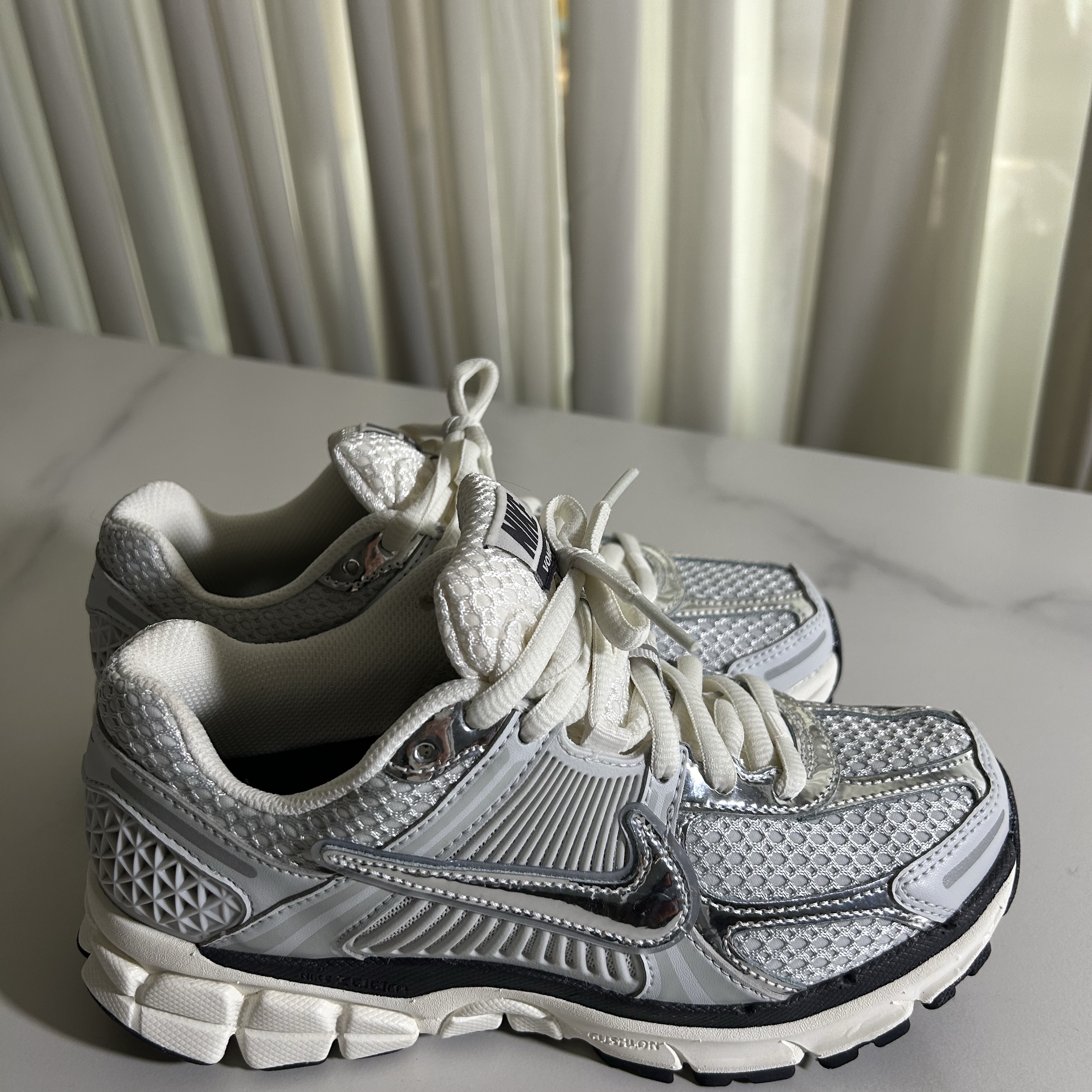 (W) Nike Zoom Vomero 5 Photon Dust and Metallic Silver 착용 스타일