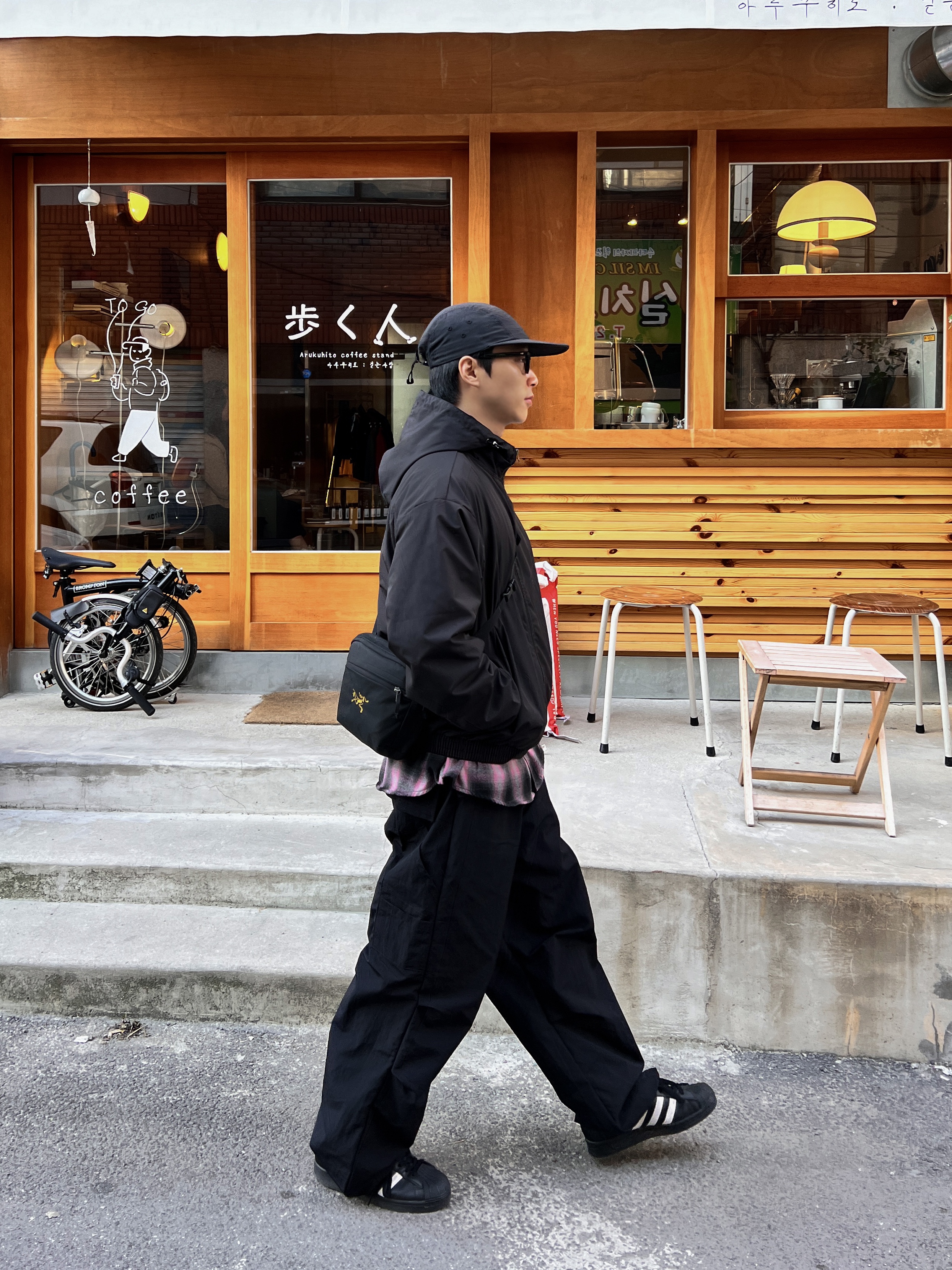 Arc'teryx Mantis 2 Waistpack 24K Black, Adidas Superstar Core Black White 착용 스타일 - 3