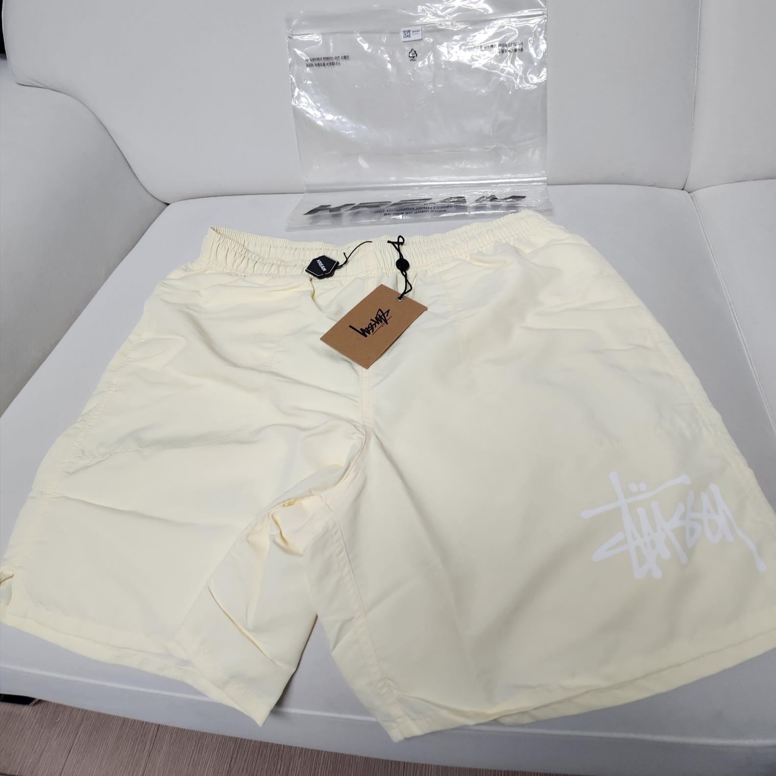 Stussy Big Basic Water Shorts Cream 착용 스타일