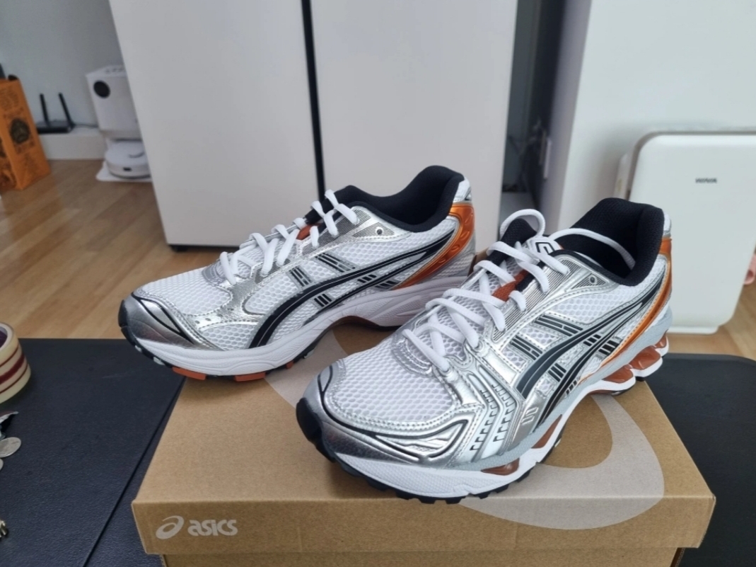 Asics Gel-Kayano 14 White Piquant Orange 착용 스타일